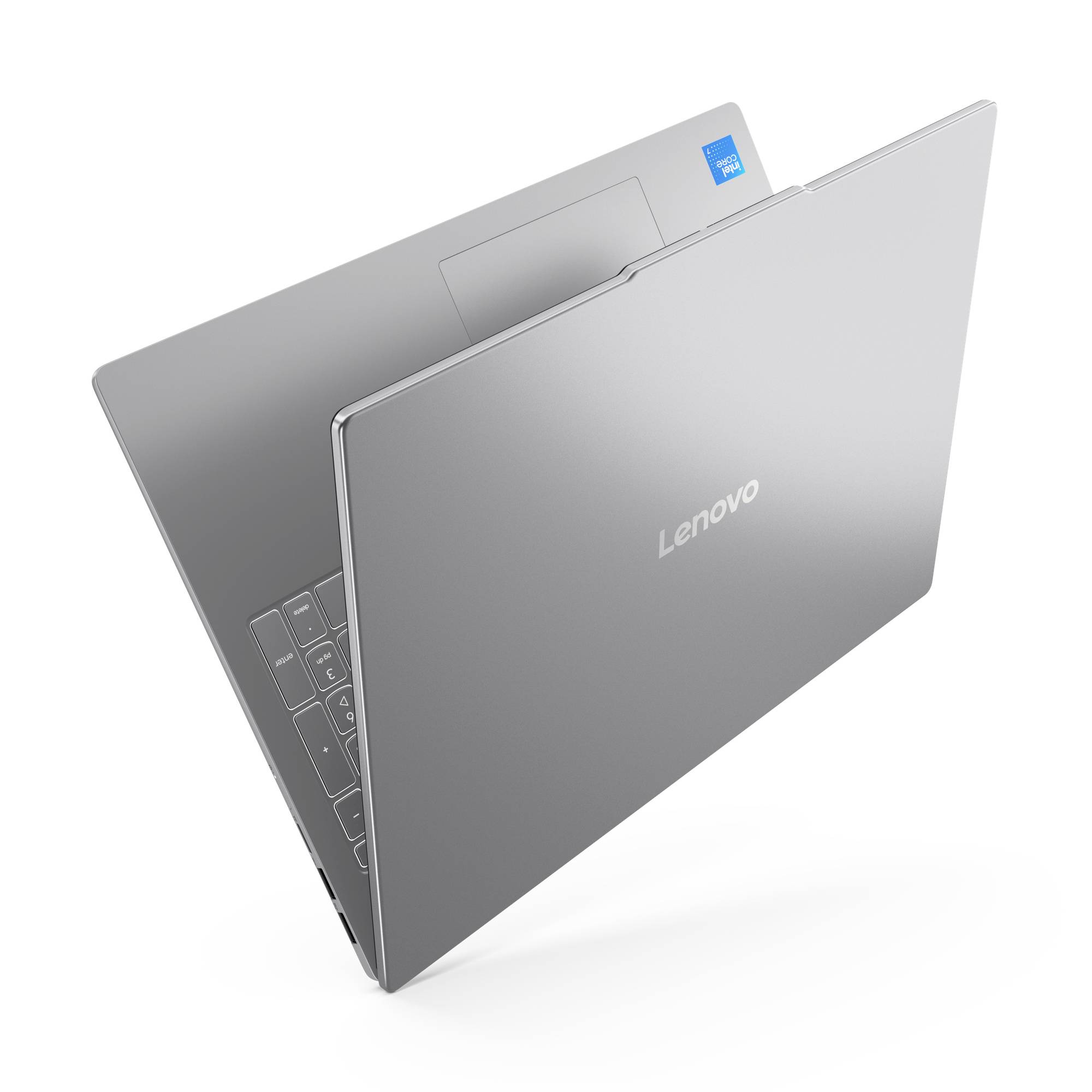 Geschlossener silberner Lenovo-Laptop, der im Winkel auf weißem Hintergrund gezeigt wird.