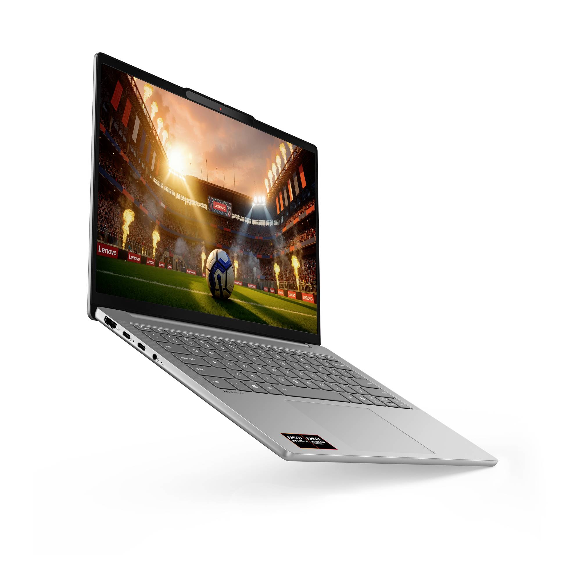 Silberner Laptop, der in einem Winkel offen angezeigt wird und zeigt eine Fußballstadion-Szene auf dem Bildschirm.
