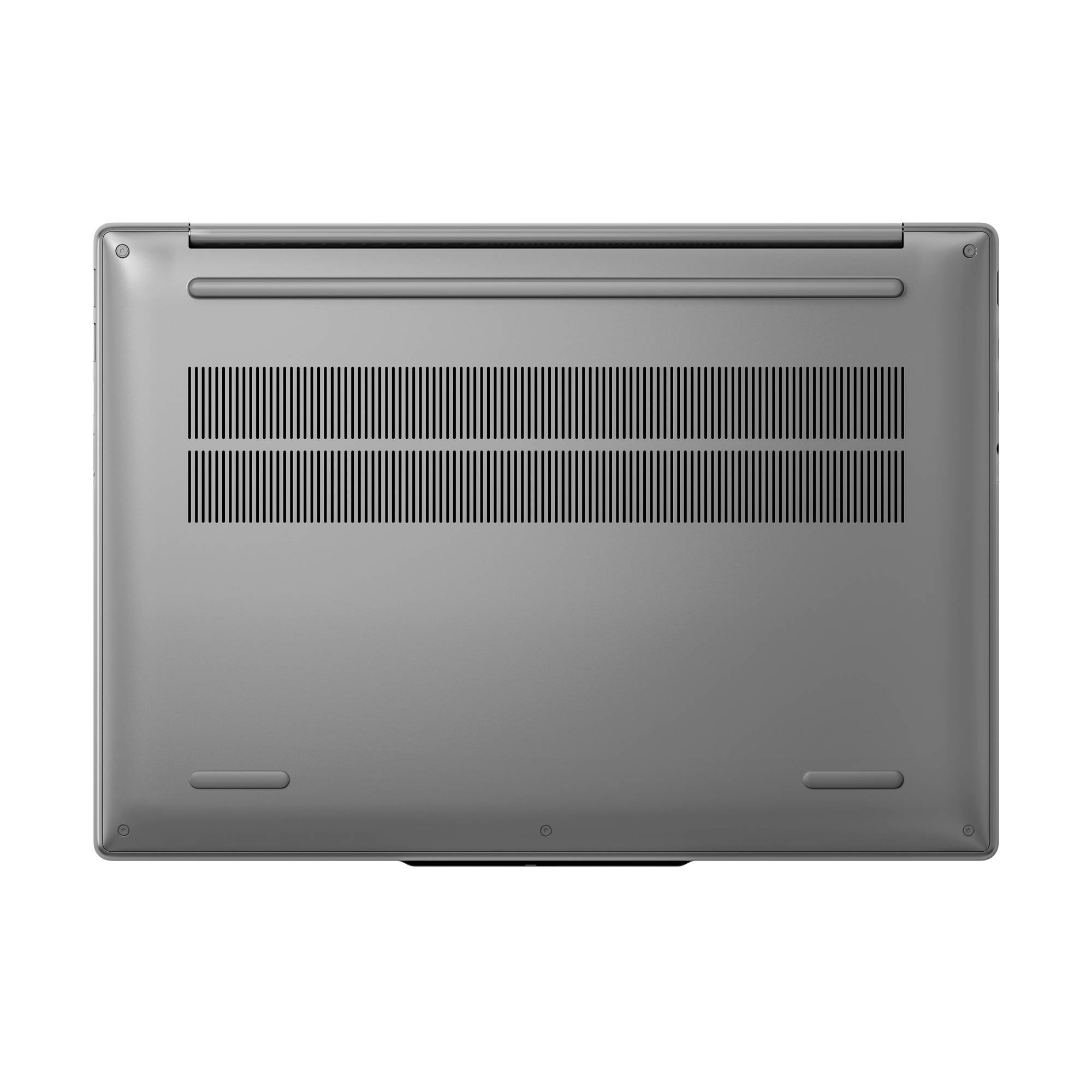 Unteransicht eines silbernen Laptops mit Belüftungsgittern und Gummifüßen.