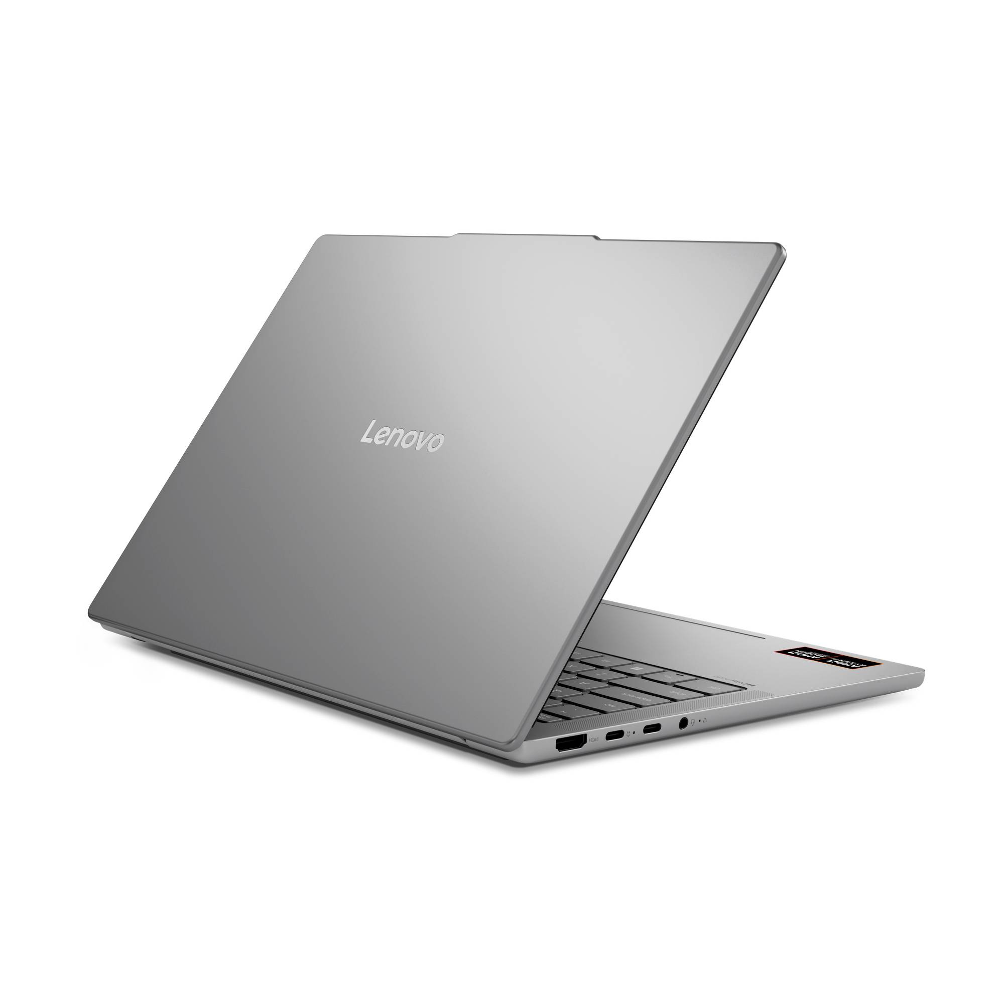 Silberner Lenovo-Laptop, teilweise geöffnet auf weißem Hintergrund, mit dem Logo in der Mitte des Deckels.