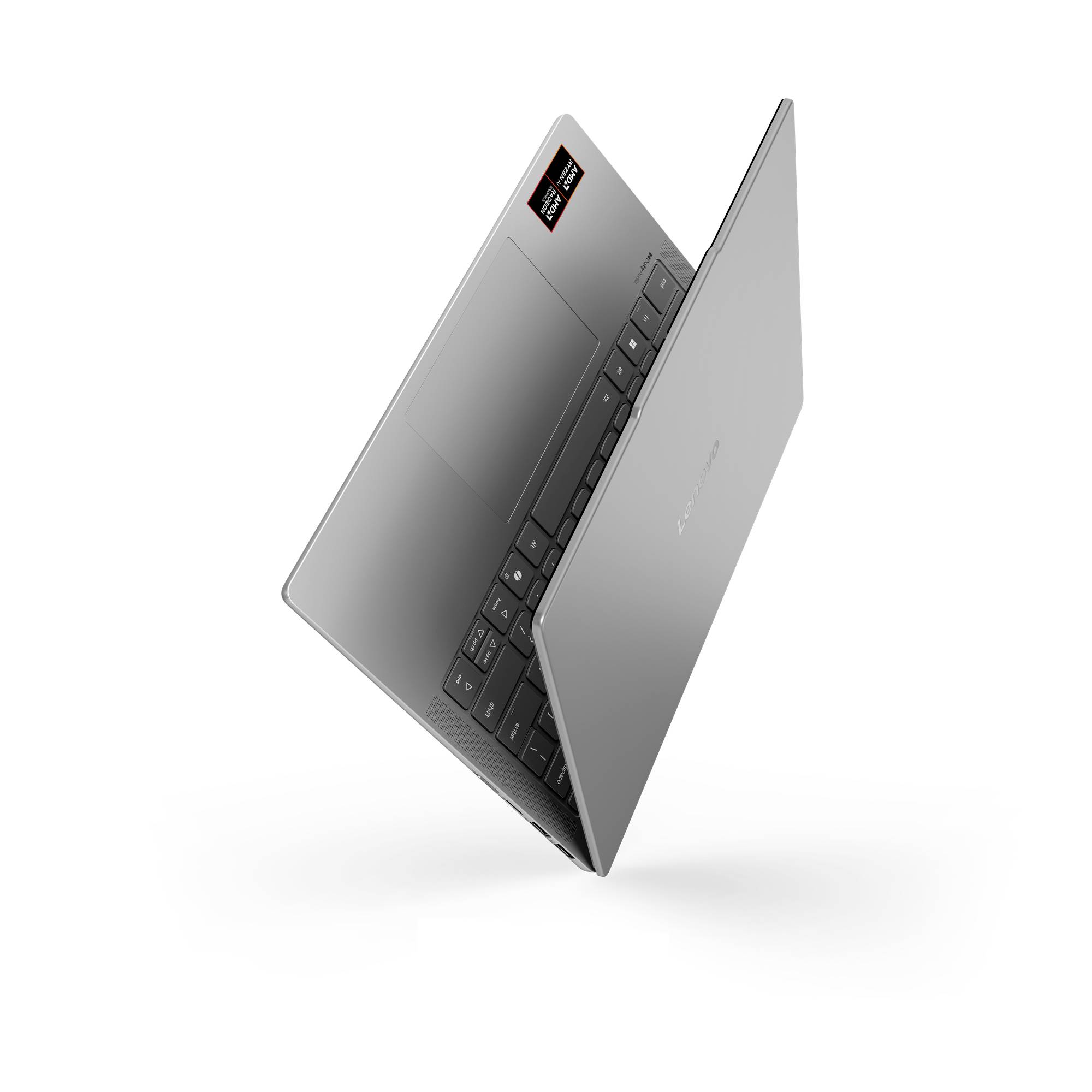Schlanker silberner Laptop, teilweise geöffnet, in einer schwebenden, angewinkelten Seitenansicht auf weißem Hintergrund.