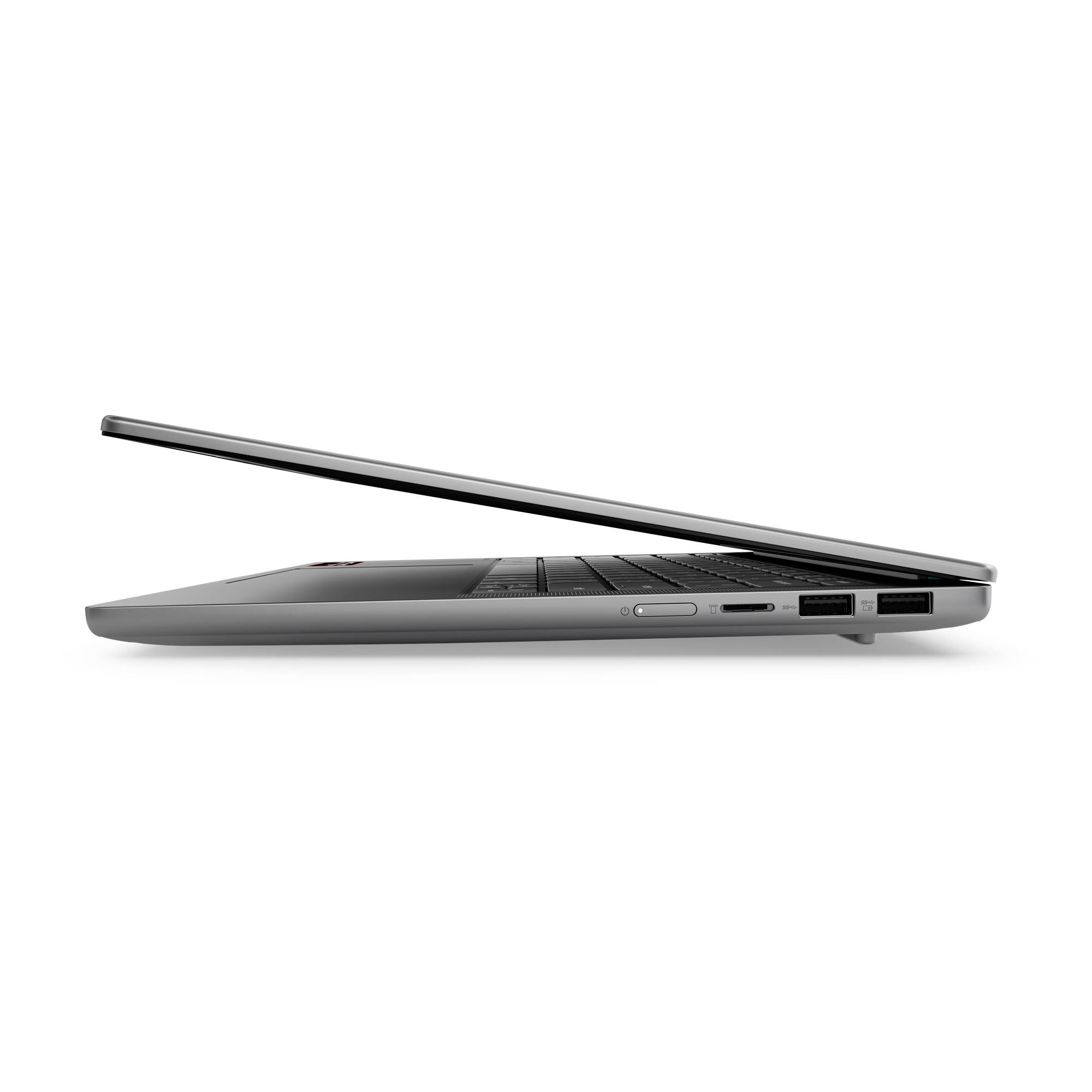 Seitenansicht eines dünnen silbernen Laptops, das teilweise geöffnet ist und sein schlankes Profil sowie die Seitenports auf weißem Hintergrund zeigt.