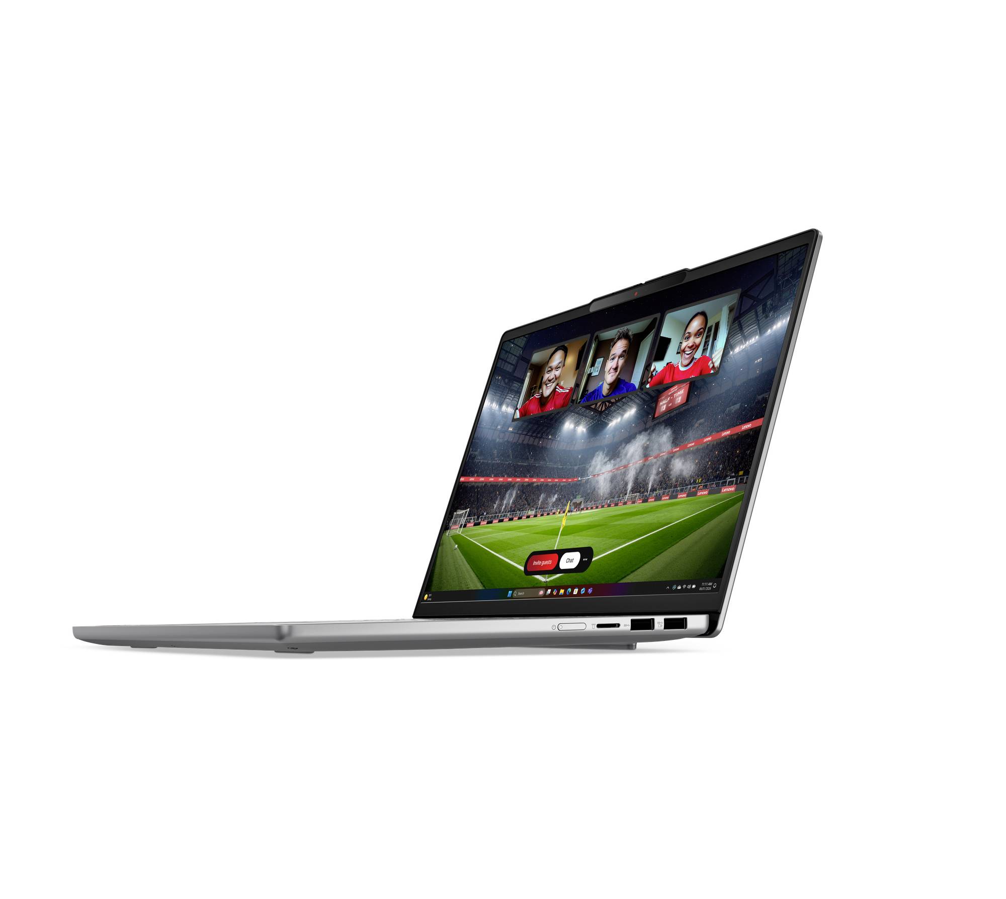 Seitenansicht eines dünnen silbernen Laptops, das ein Live-Fußballspiel anzeigt, mit drei Videochat-Teilnehmer-Fenstern über dem Spielfeld.
