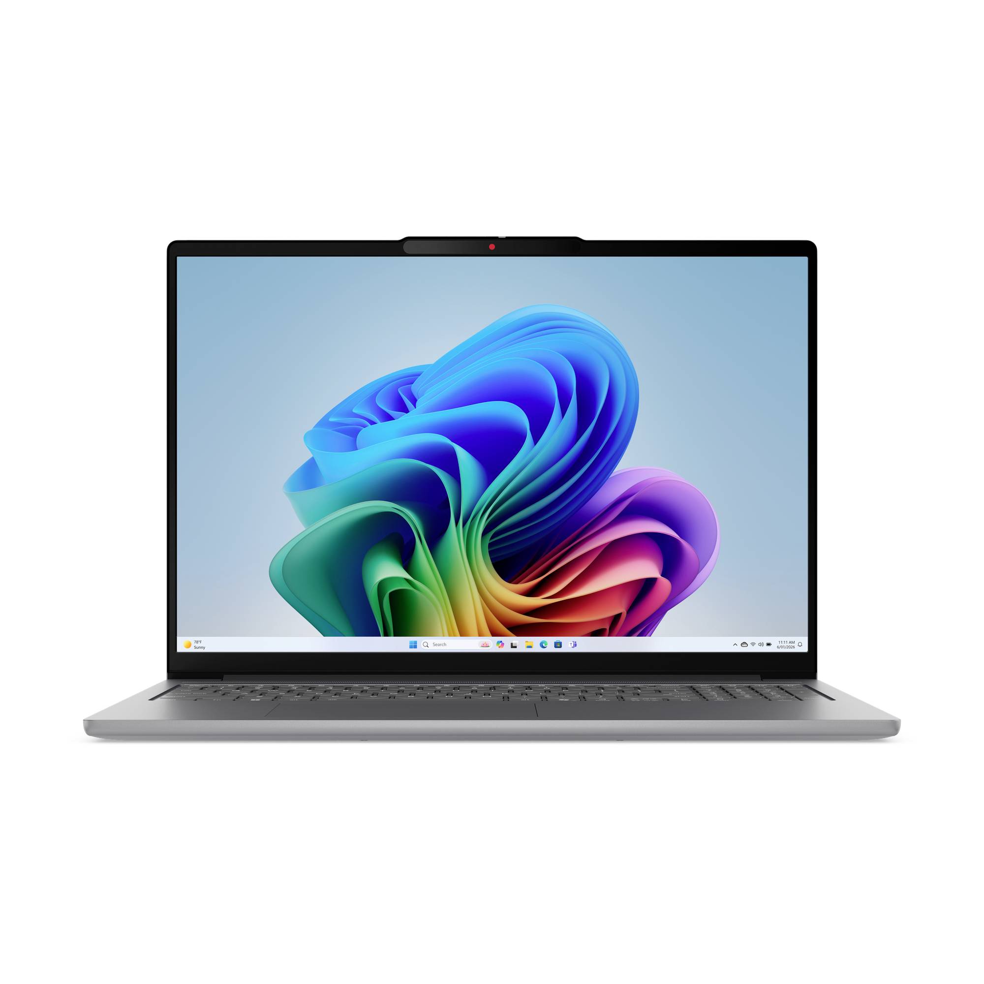 Silberner Laptop offen auf weißem Hintergrund, zeigt ein farbenfrohe abstrakte Windows-ähnliche Tapete auf dem Bildschirm.