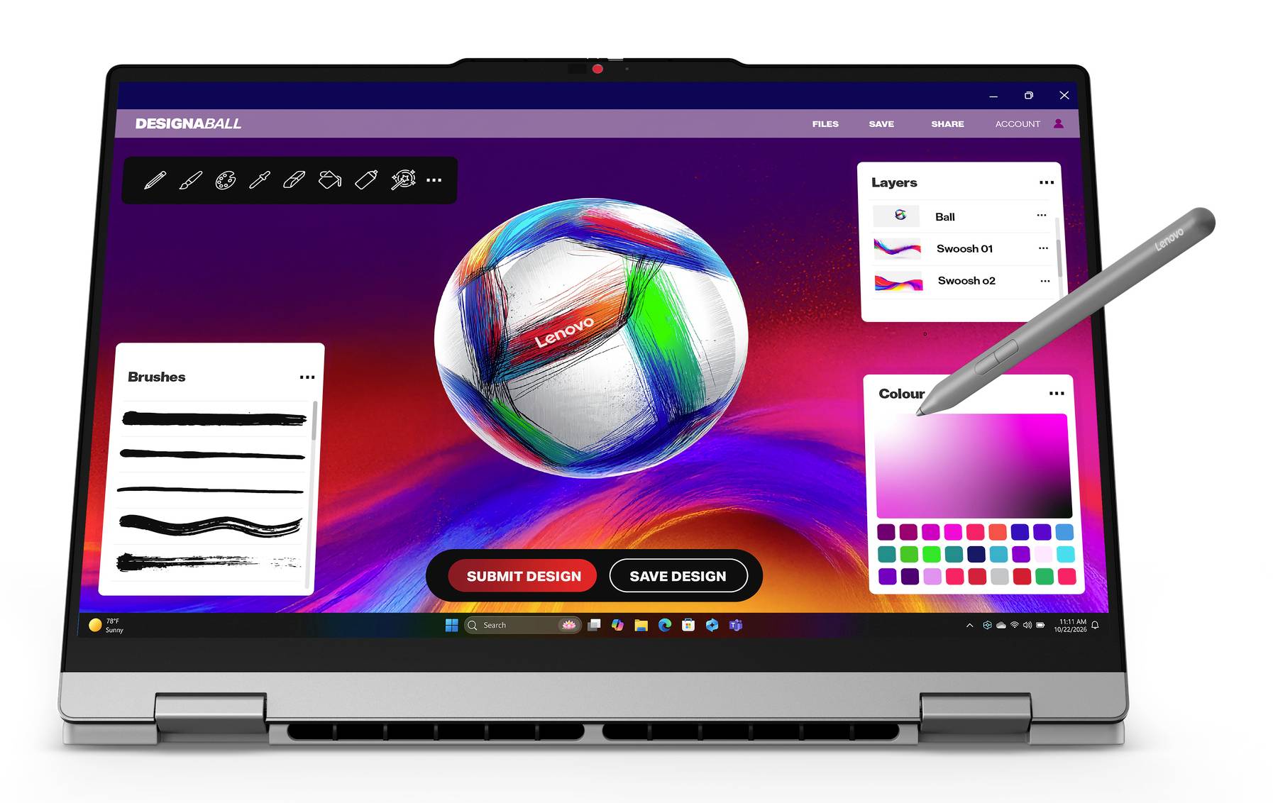 Ein Laptop zeigt eine digitale Design-App mit einer mehrfarbigen Fußballillustration, Pinsselwerkzeugen, Ebenen und einer Farbpalette an, während ein Stift neben dem Bildschirm schwebt.