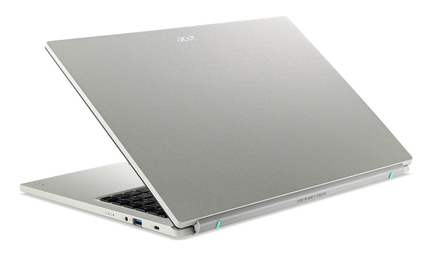 Ein silberner Acer-Laptop, teilweise geöffnet, auf weißem Hintergrund, in einer Seitenansicht dargestellt.