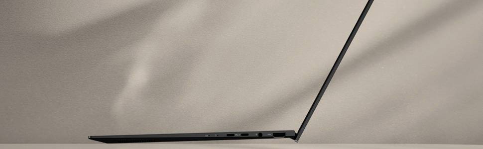 Zugeklappter Laptop von der Seite betrachtet, zeigt ein sehr dünnes Profil und einen teilweise geöffneten Bildschirm vor einem einfachen Hintergrund.