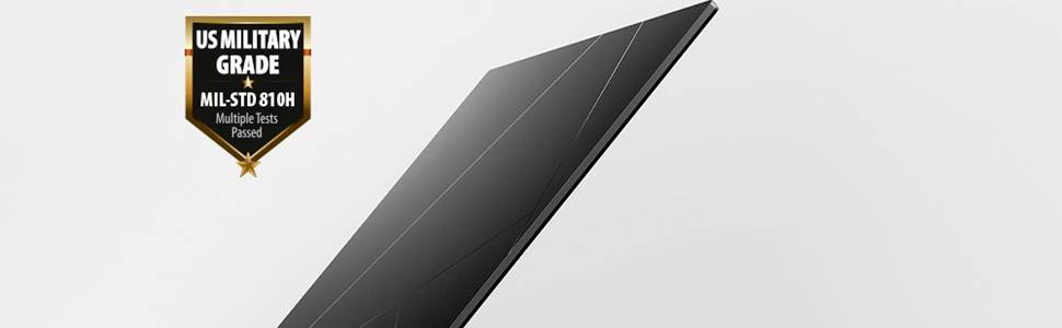 Dunkles rechteckiges Solarpanel auf hellem Hintergrund, mit einem Abzeichen in der oberen linken Ecke, auf dem "US MILITARY GRADE MIL-STD 810H Multiple tests passed" steht.