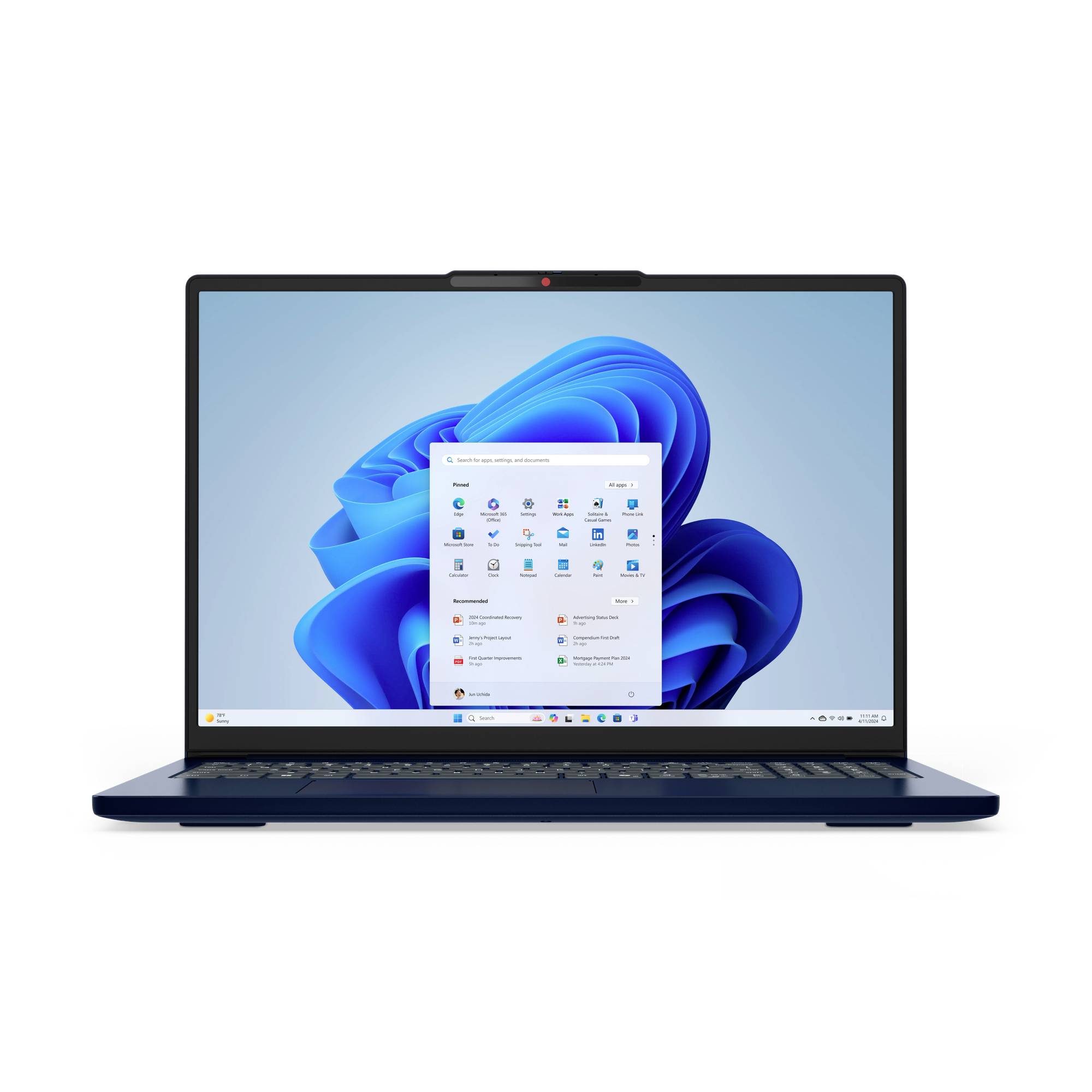 Ein Laptop zeigt den Windows 11-Desktop mit dem geöffneten Startmenü über einer blauen abstrakten Tapete an.