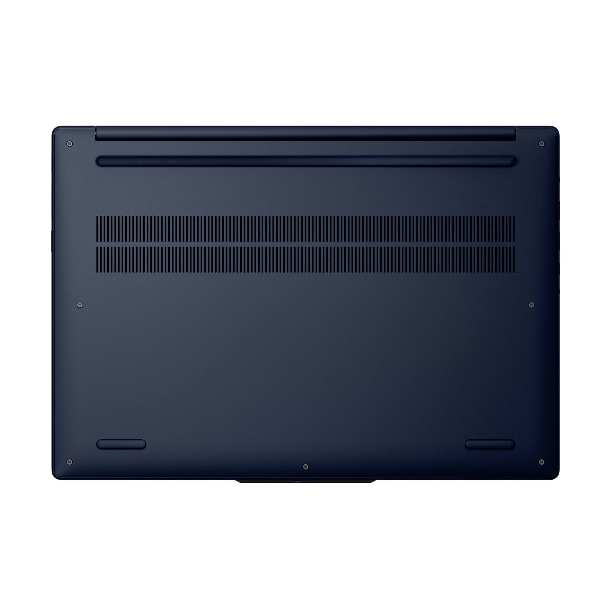 Unterseite eines dunklen Laptops mit Lüftungsgittern, Gummifüßen und einem hinteren Scharnier gegen einen weißen Hintergrund.