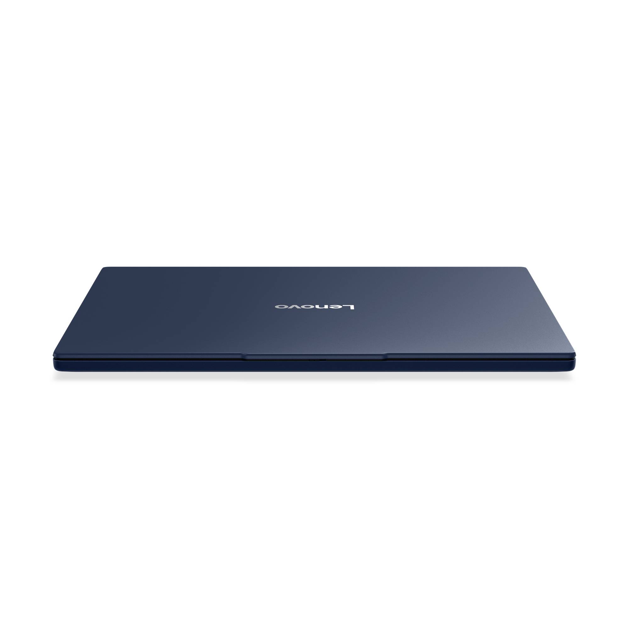 Geschlossener blauer Lenovo-Laptop von oben auf weißem Hintergrund gezeigt.