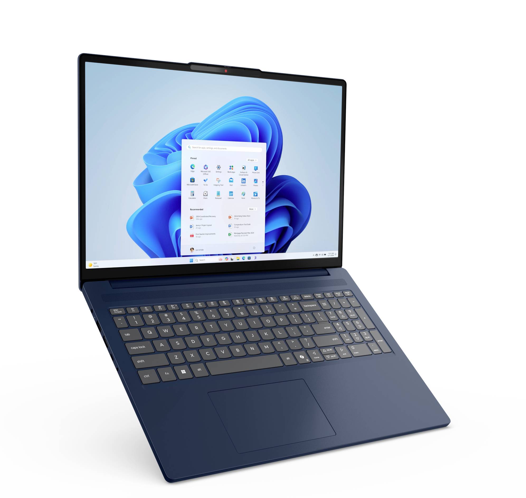 Offener blauer Laptop mit Windows 11 Startbildschirm und zentriertem Startmenü auf weißem Hintergrund.