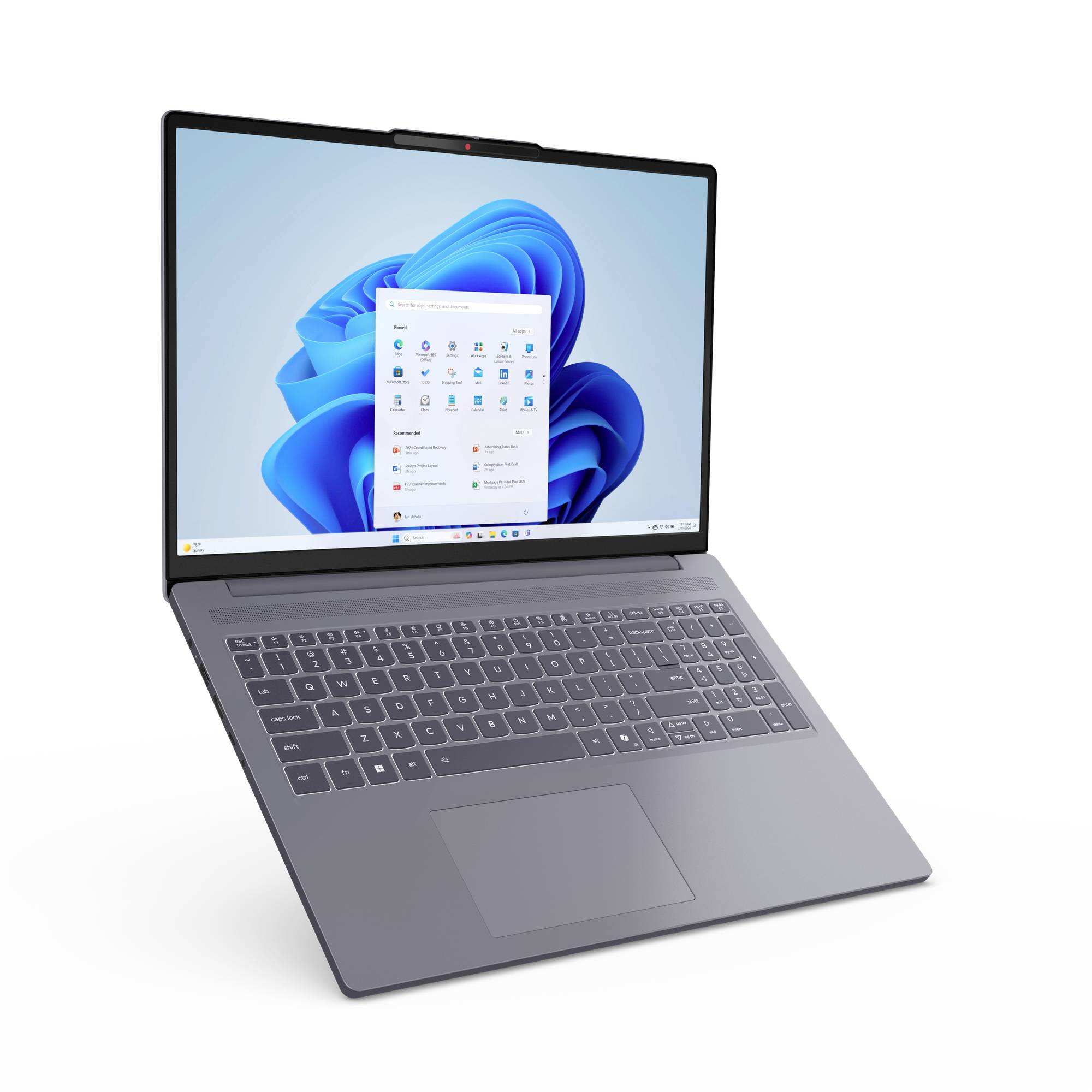 Grauer Laptop mit geöffnetem Windows 11-Desktop und Start-Menü auf dem Bildschirm, in einer Schrägansicht auf weißem Hintergrund gezeigt.