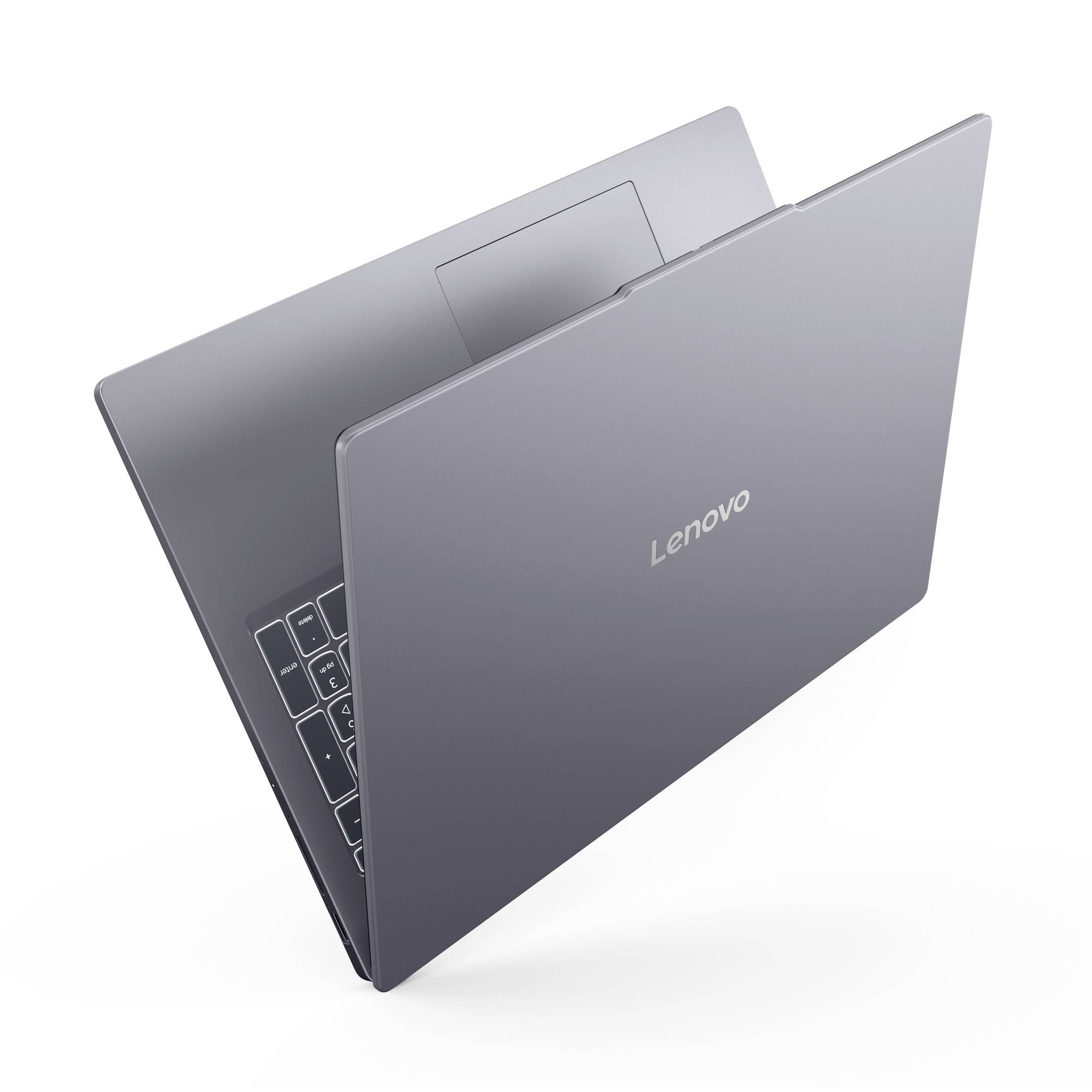 Geschlossener grauer Lenovo-Laptop, schräg auf weißem Hintergrund gezeigt, mit teilweise sichtbarer Tastatur.
