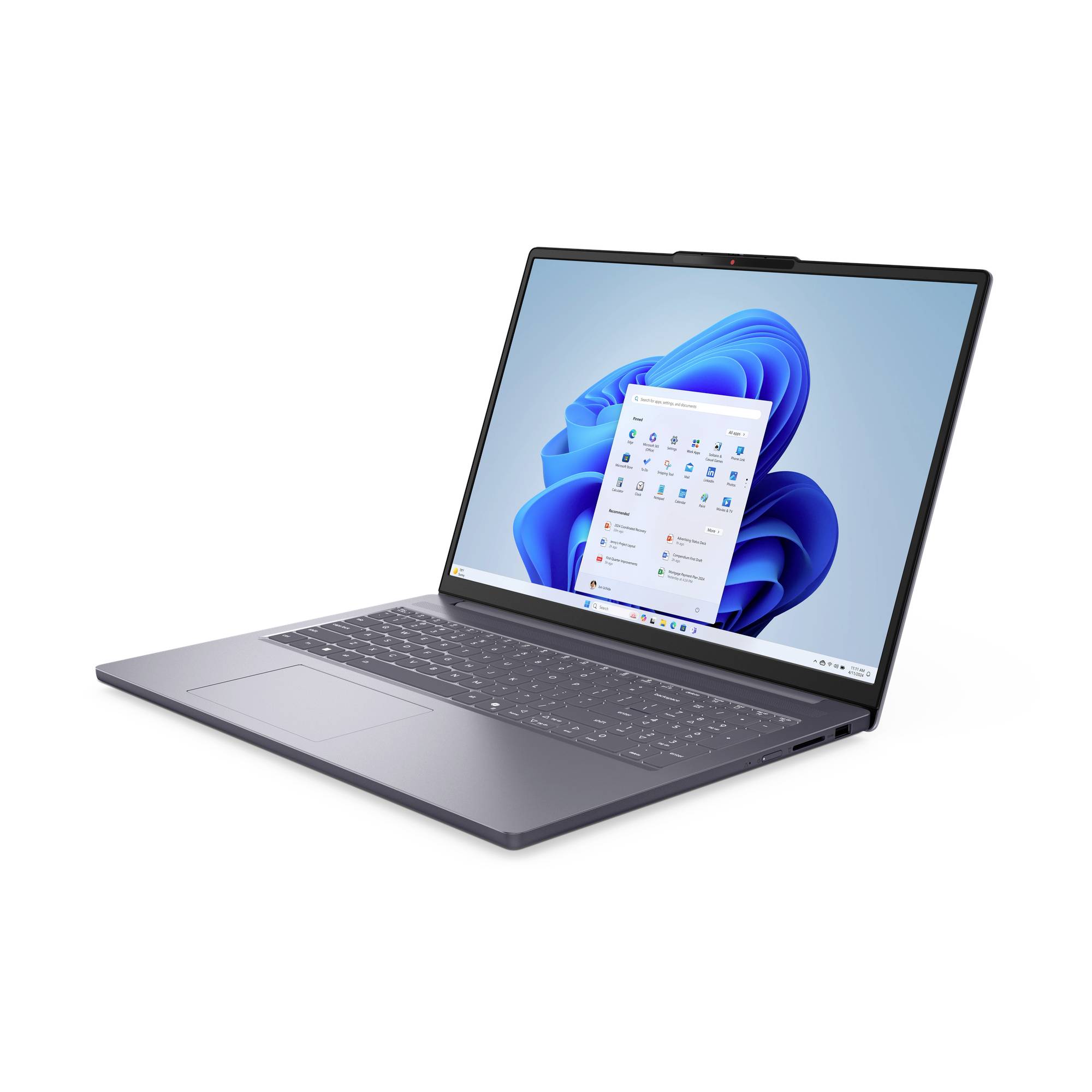 Offenes Laptop mit Windows 11-Desktop und Startmenü auf einer blauen abstrakten Tapete, in Schrägansicht auf weißem Hintergrund angezeigt.
