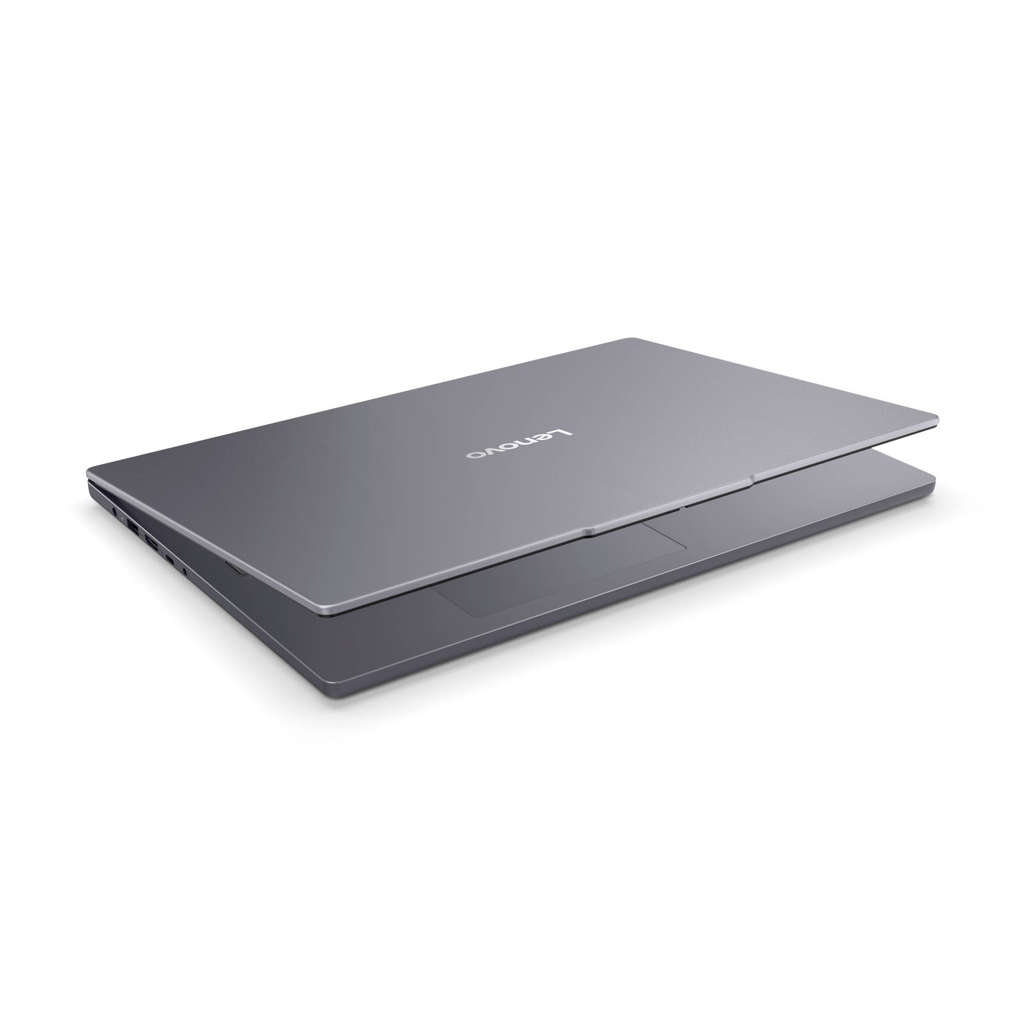 Geschlossenes Lenovo-Laptop in schräger Perspektive auf weißem Hintergrund.
