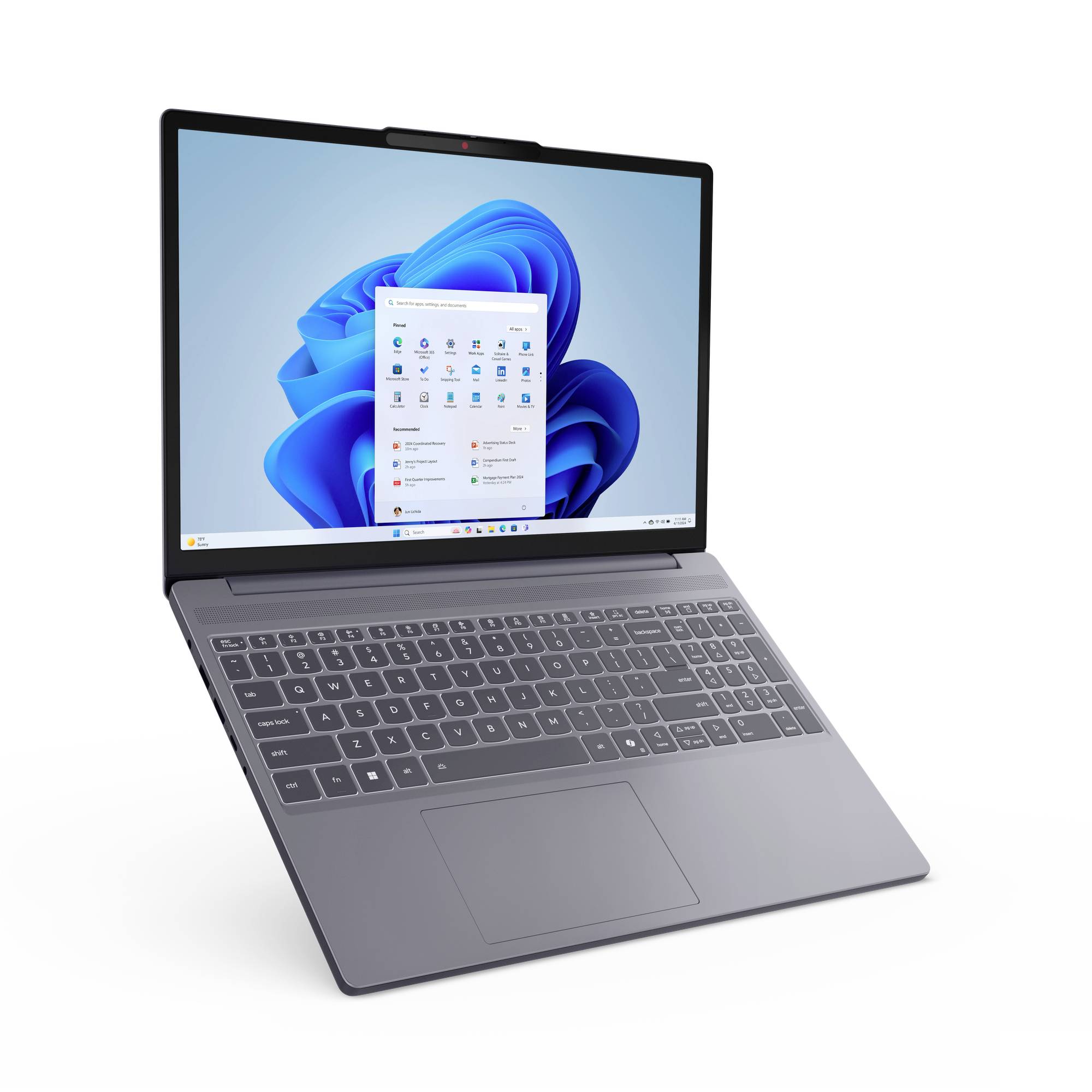 Silberner Laptop, in einem Winkel geöffnet, zeigt den Windows 11-Desktop und das Startmenü auf dem Bildschirm.