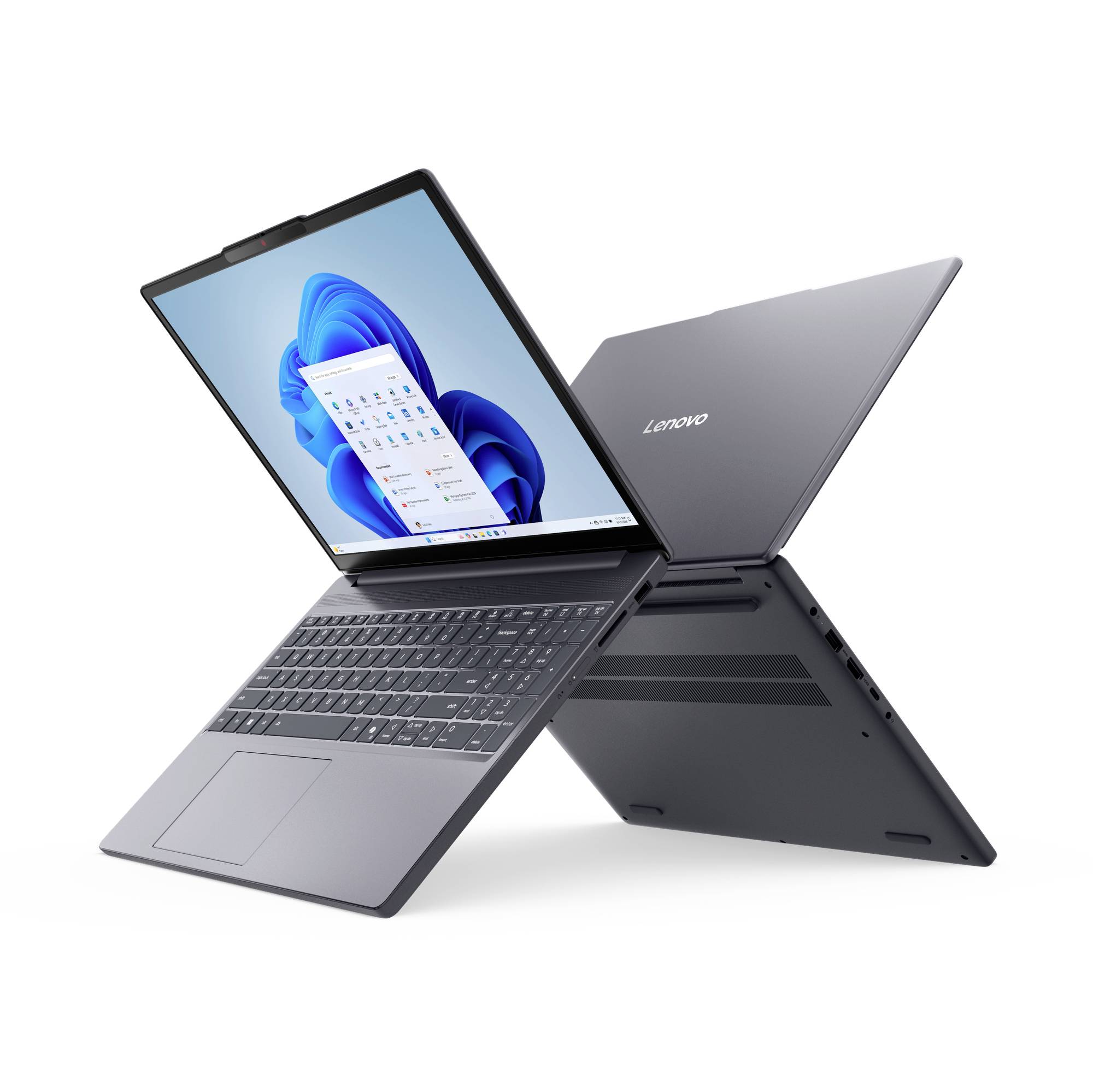 Zwei graue Lenovo-Laptops, die offen in einer X-Form angeordnet sind und auf einem Bildschirm einen Windows-Desktop und auf dem anderen das Lenovo-Logo zeigen.