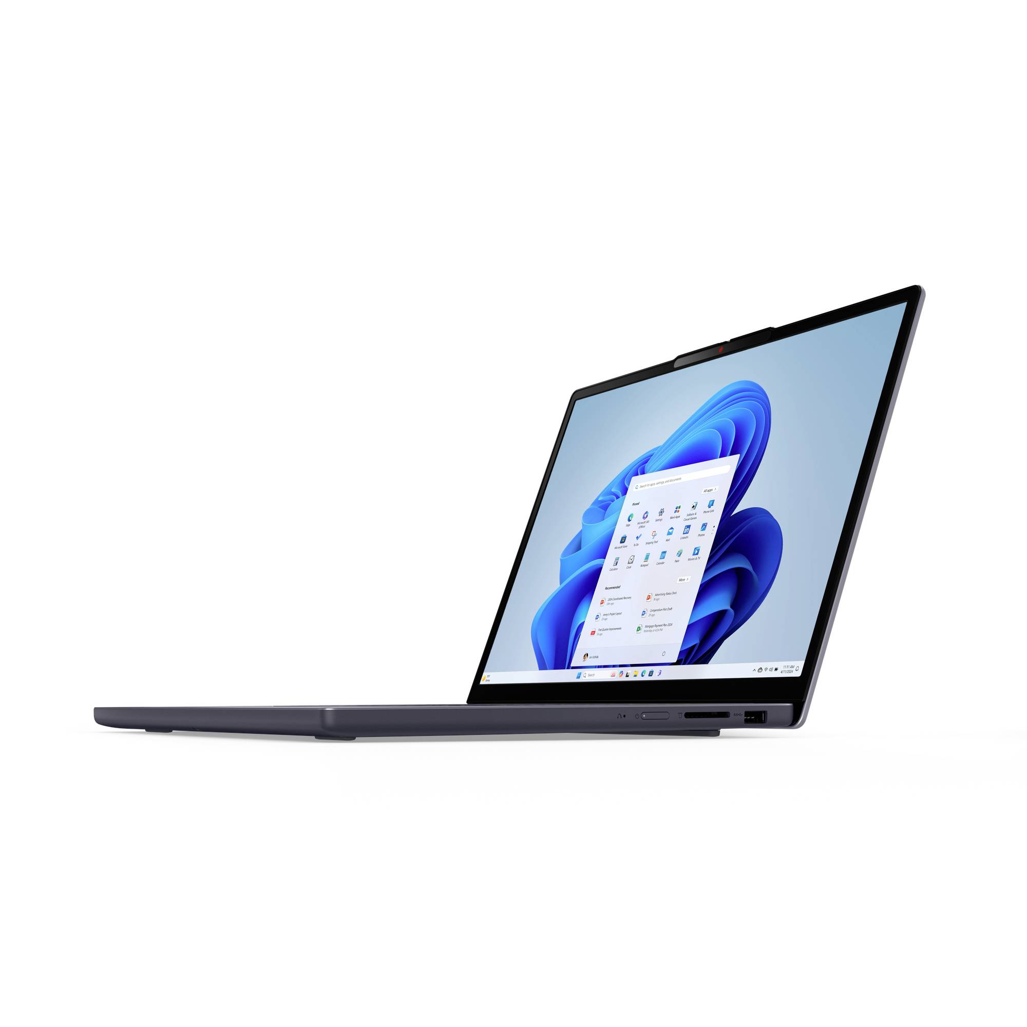 Dünner grauer Laptop in Seitenansicht gezeigt, mit einem offenen Windows 11-Desktop mit dem Startmenü auf weißem Hintergrund.