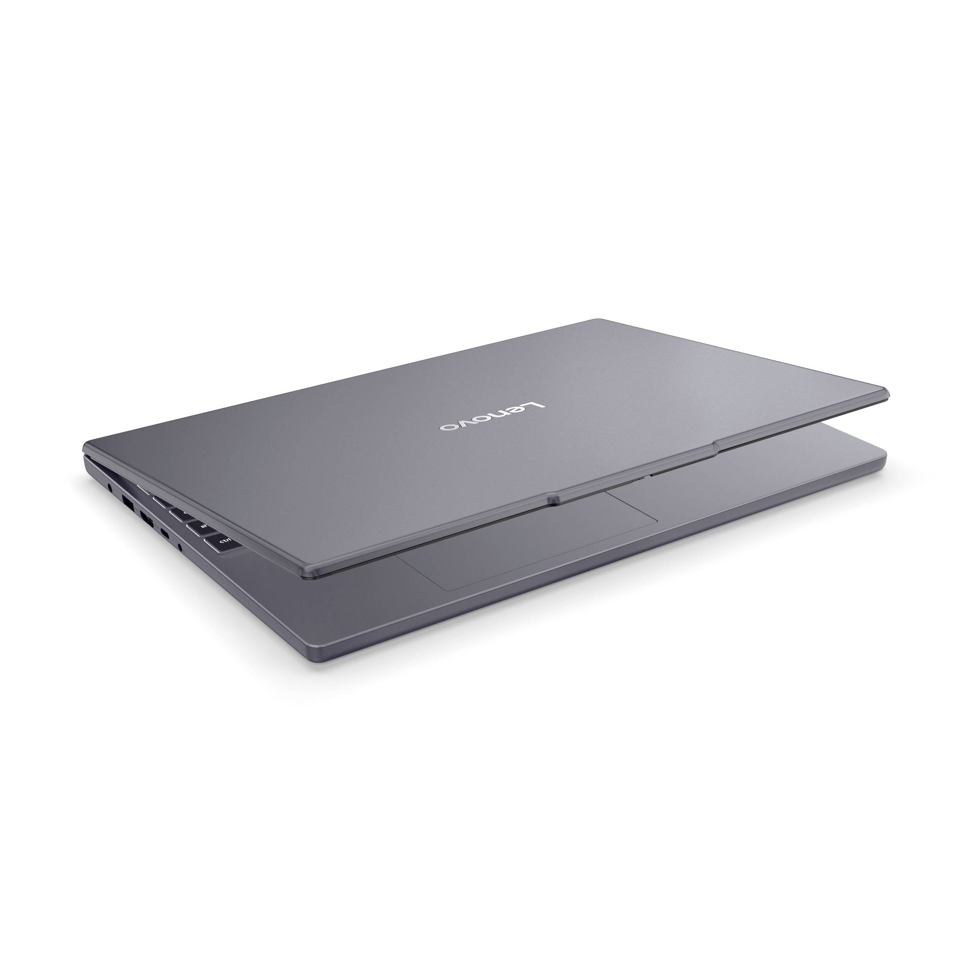Geschlossener grauer Lenovo-Laptop in Dreiviertelsicht auf weißem Hintergrund dargestellt.