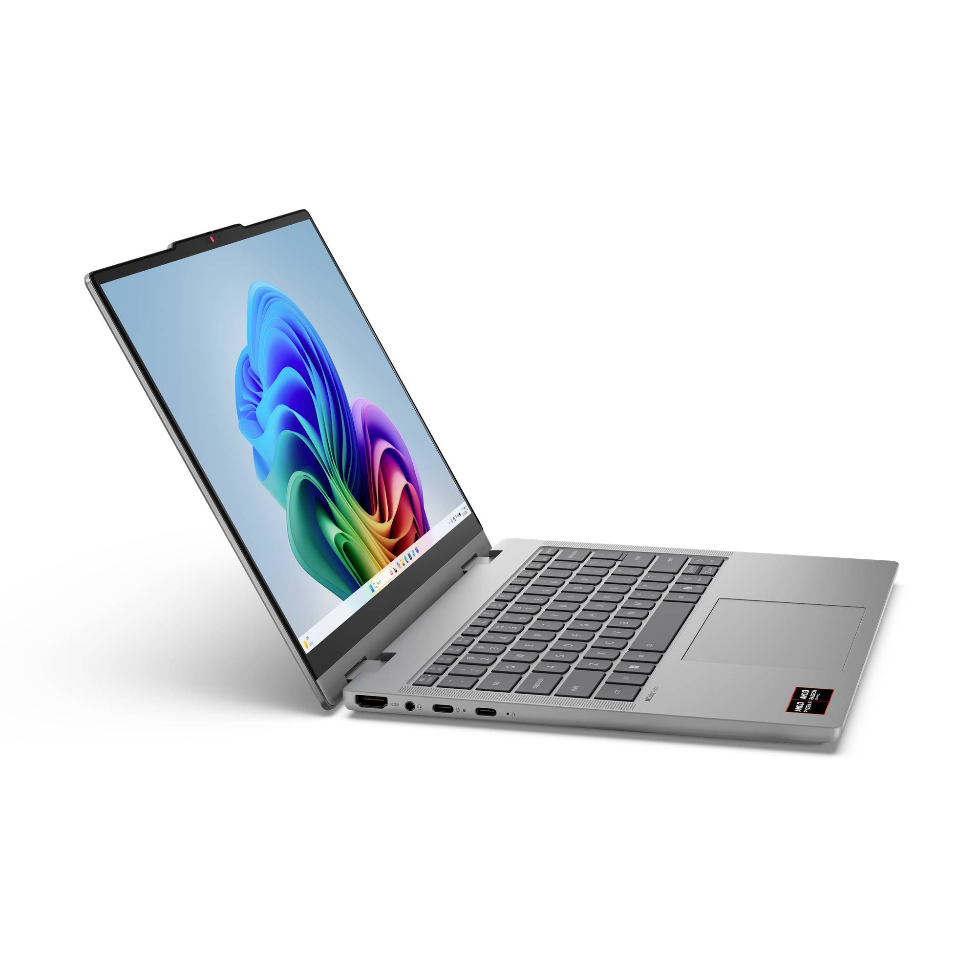 Silberner Laptop in einem Winkel auf weißem Hintergrund geöffnet, mit buntem abstraktem Bildschirm und Tastatur mit Touchpad.