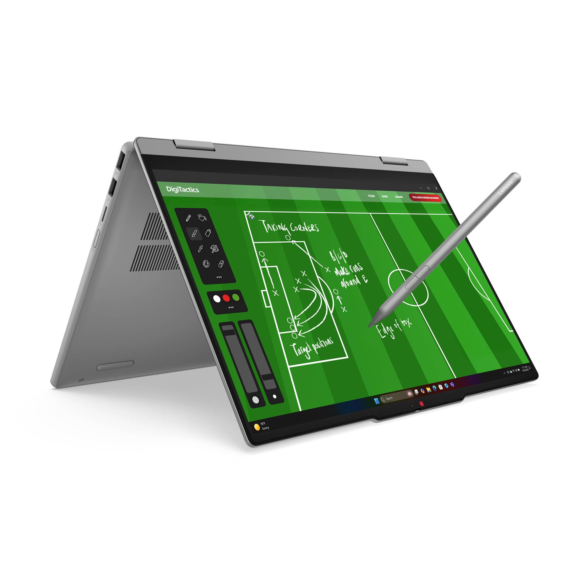 Convertible Laptop-Tablet zeigt ein Fußball-Taktikboard auf dem Bildschirm mit einem Stylus, der auf Felddiagramme und Notizen zeigt