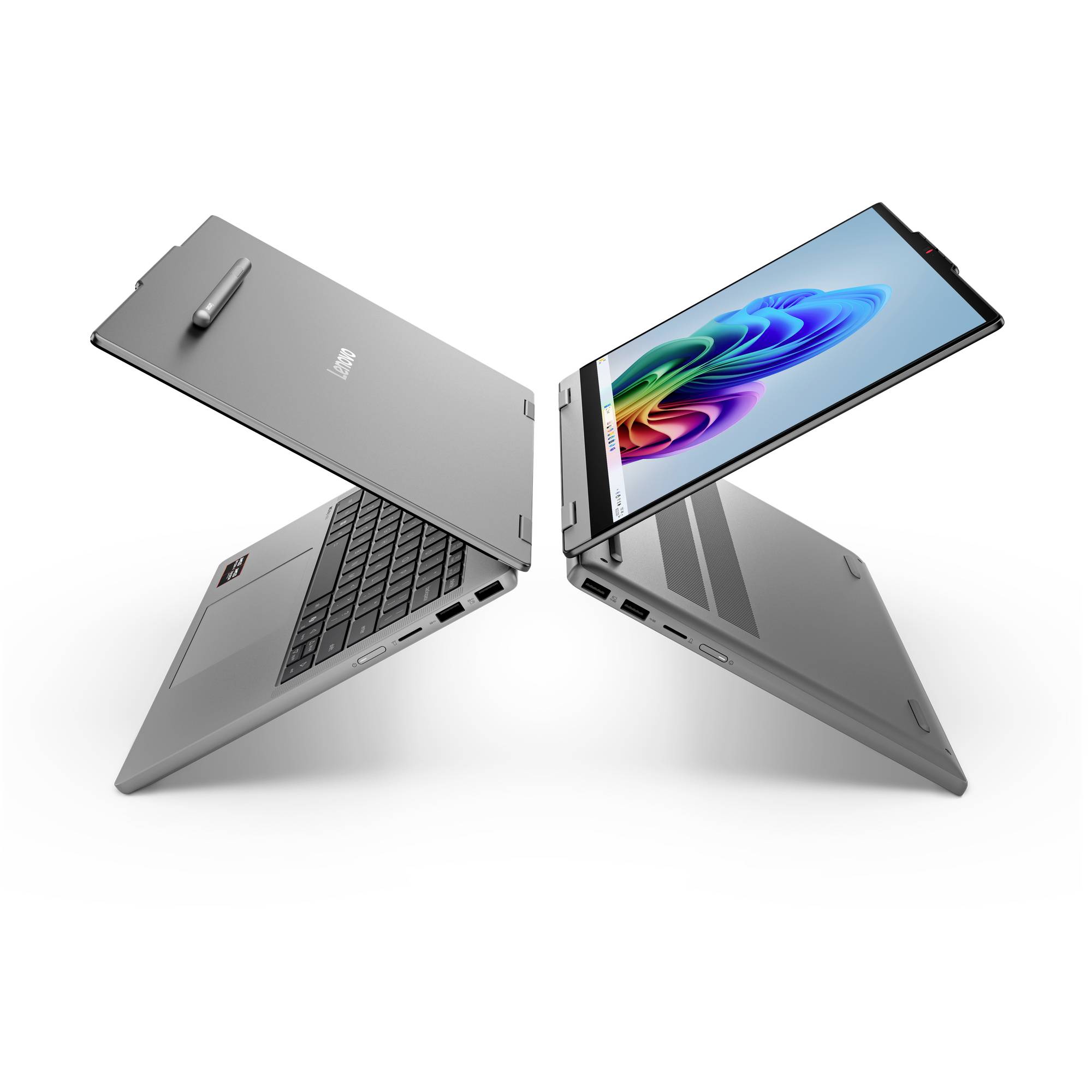 Zwei silberne 2-in-1-Laptops werden im Zeltmodus gezeigt, einer mit farbenfrohemBildschirm und der andere mit sichtbarer Tastatur.