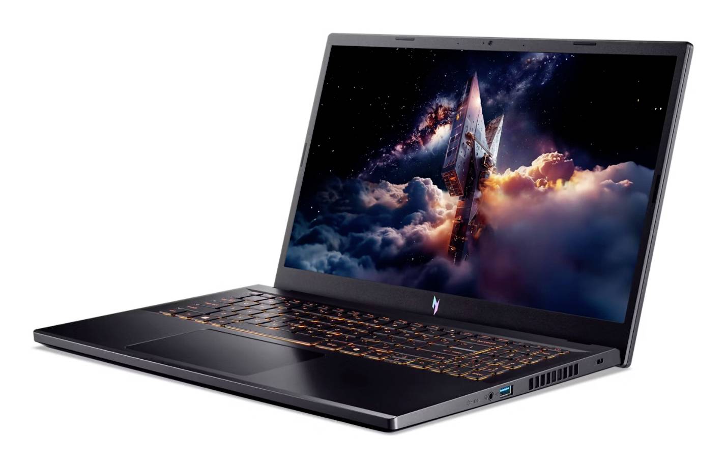 Schwarzer Gaming-Laptop, geöffnet auf weißem Hintergrund, zeigt ein dramatisches Raketenstarts-Hintergrundbild auf dem Bildschirm.