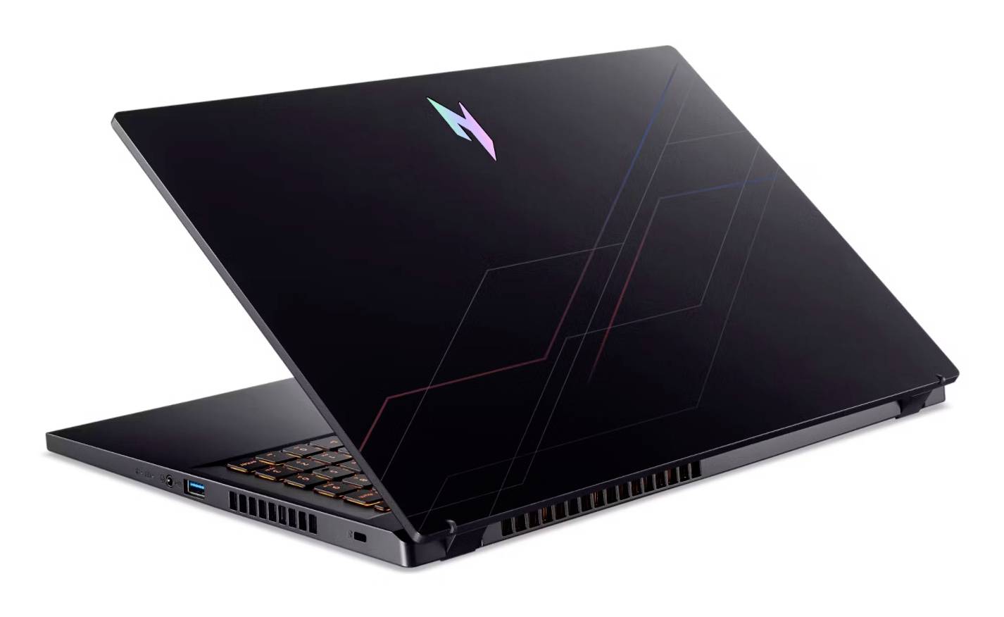 Gaming-Laptop offen mit dunklem geometrischem Deckel und leuchtendem Logo, teilweise geöffnet auf weißem Hintergrund.