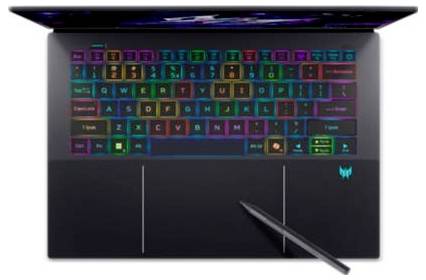 Laptop mit RGB-beleucheter Tastatur und großem Touchpad; Stylus ruht auf der Handauflage