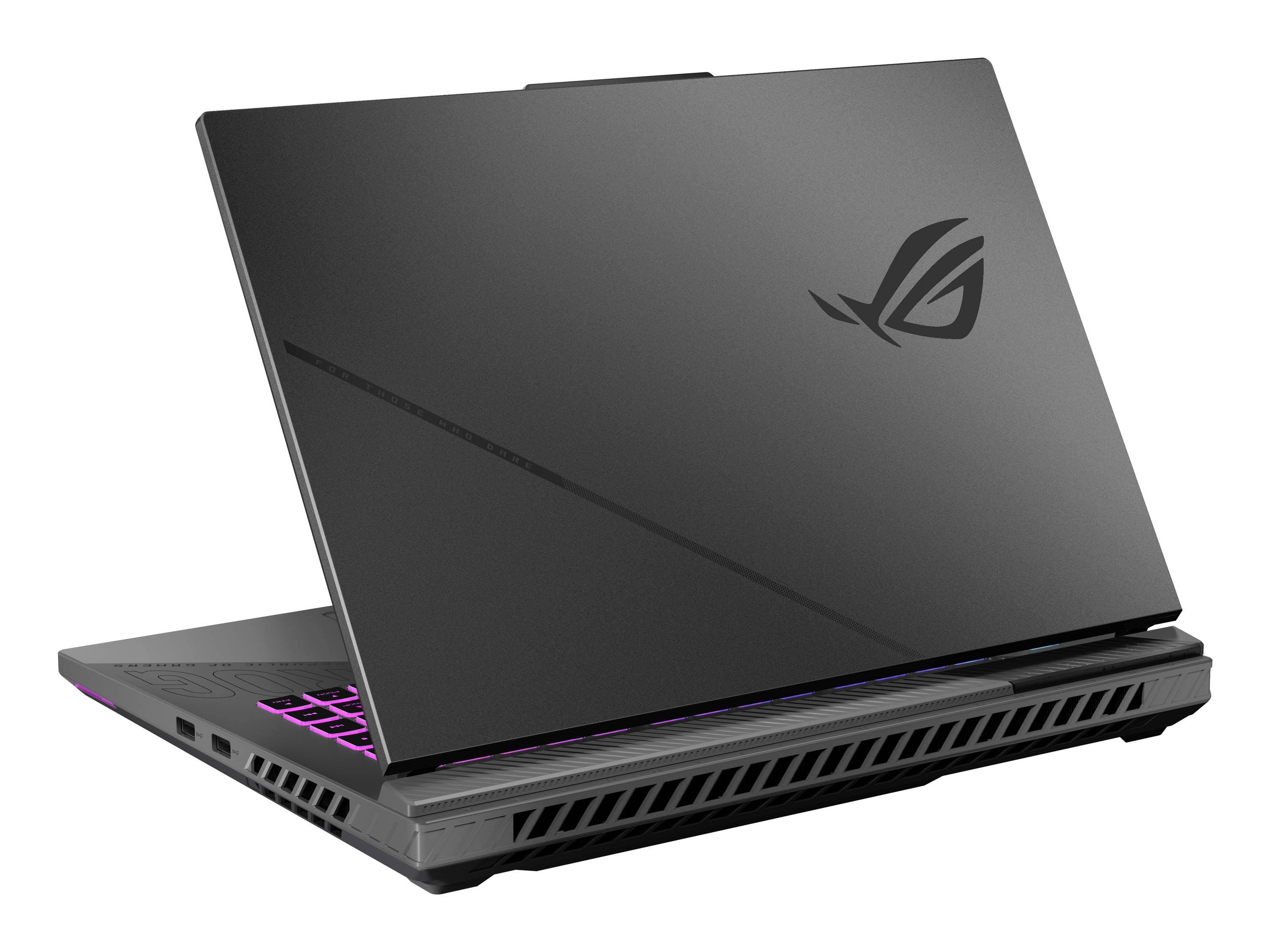 Geschlossener grauer ASUS ROG Gaming-Laptop im Winkel geöffnet, zeigt beleuchtete Tastatur und hinteres Lüftungsdesign.