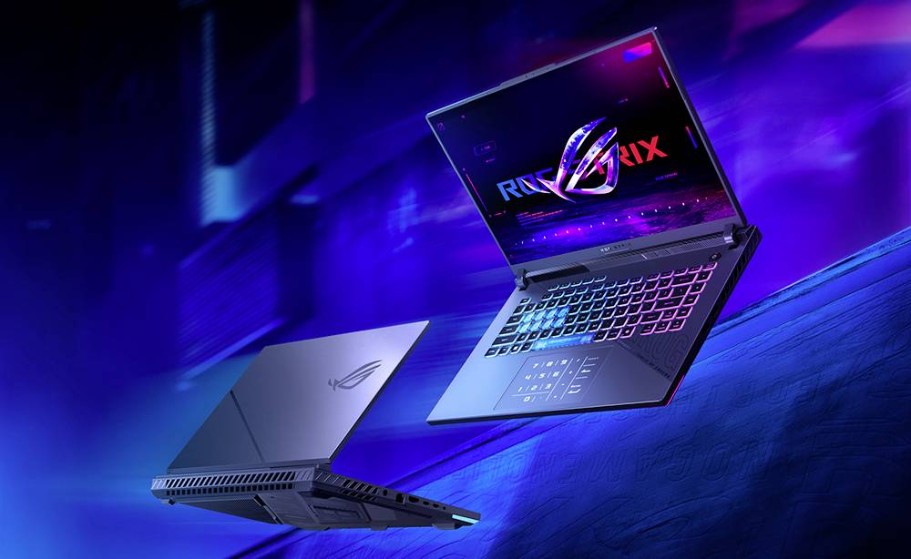 Zwei ASUS ROG Gaming-Laptops in einer violett-blauen Neonszene dargestellt, einer offen mit beleuchterter Tastatur und ROG-Logo, einer geschlossen mit sichtbarem Deckeldesign.