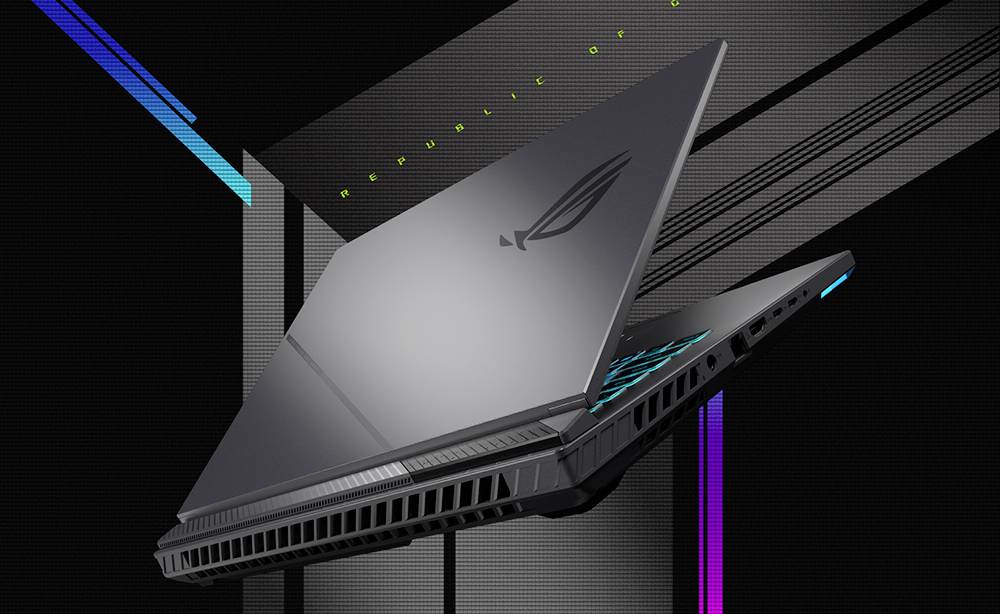 Abgewinkelter grauer Gaming-Laptop mit leuchtenden blauen Akzenten und beleuchterter Tastatur, geöffnet vor einem dunklen geometrischen Hintergrund.