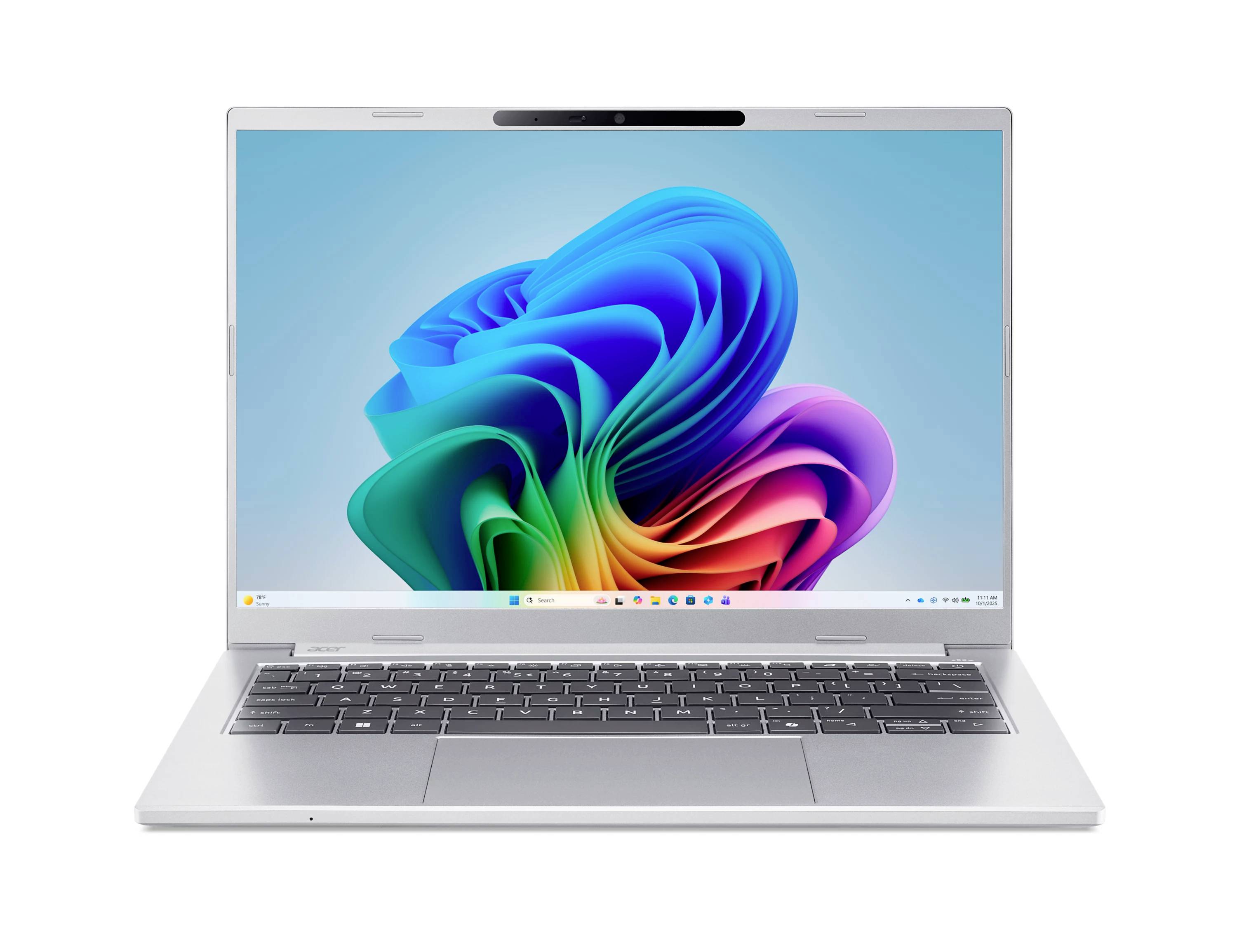 Silberner Laptop mit geöffnetem Windows 11-Hintergrundbild auf dem Bildschirm, frontal auf weißem Hintergrund angezeigt.