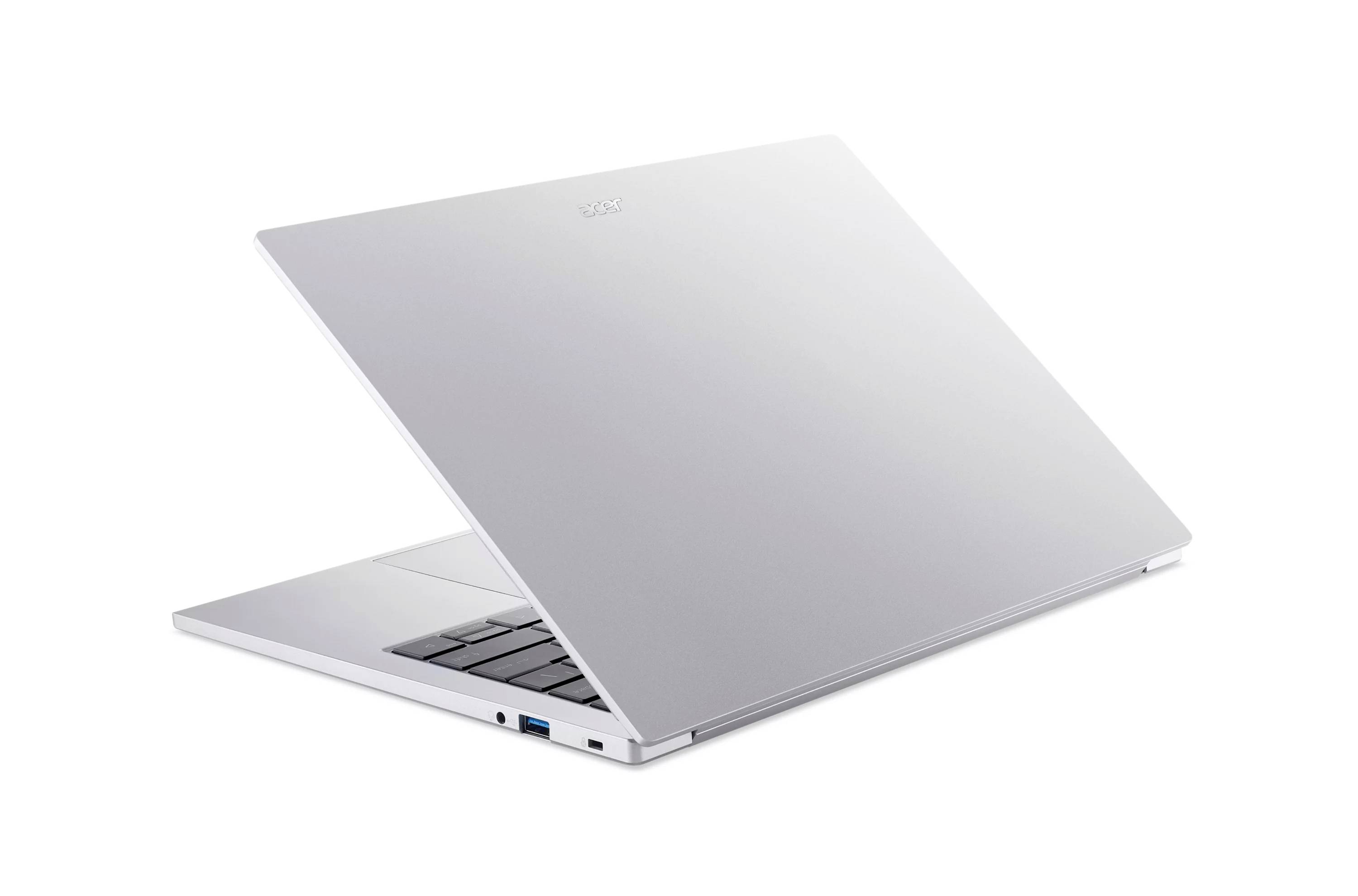 Silberner Laptop, teilweise geöffnet auf weißem Hintergrund, zeigt die Tastatur und seitliche Anschlüsse.