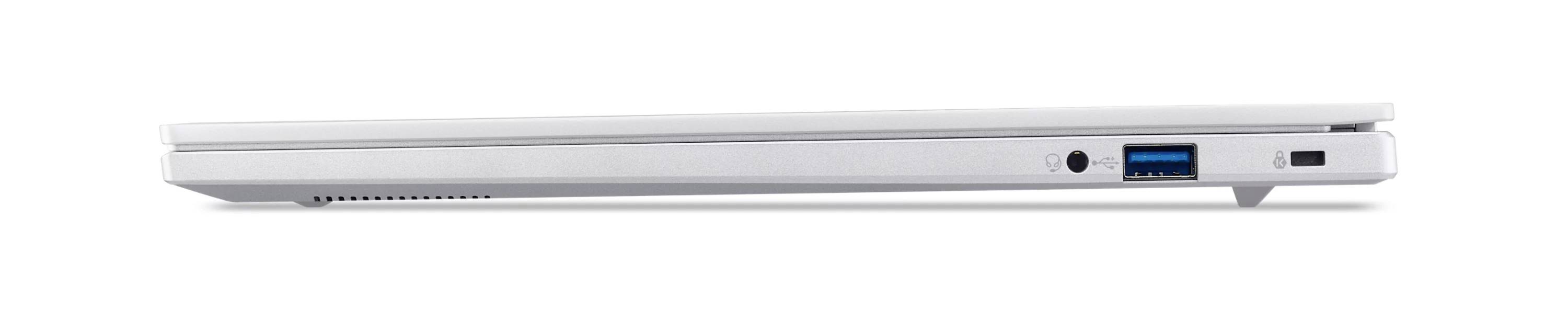 Seitenansicht eines silbernen Laptops, die sein dünnes geschlossenes Profil und die Anschlüsse auf der rechten Seite zeigt, einschließlich eines USB-Anschlusses und einer kleinen Audiobuchse.