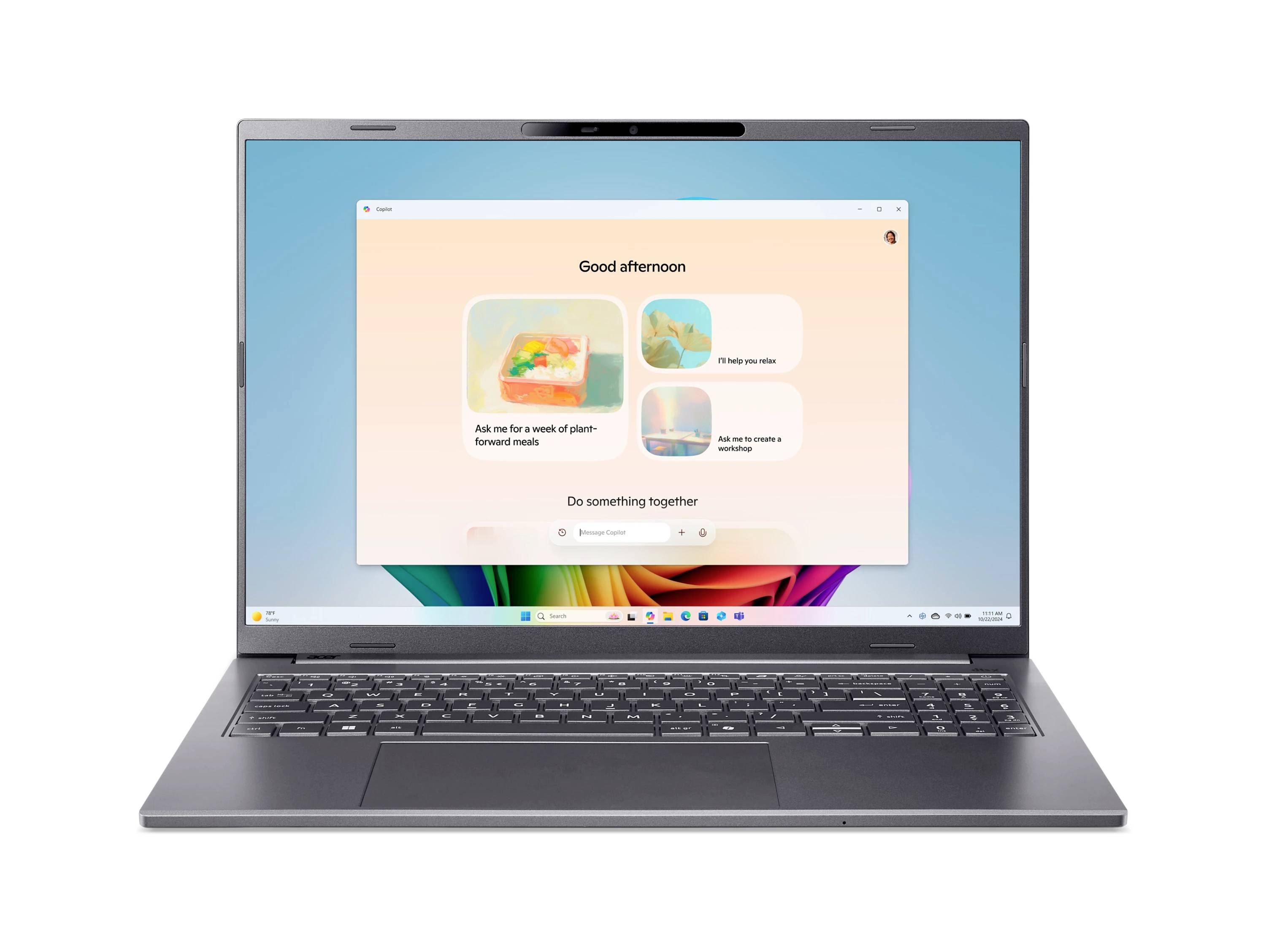 Ein Laptop, der einen Windows-11-Desktop mit einem zentrierten Willkommensfenster im Copilot-Stil anzeigt, das „Guten Nachmittag