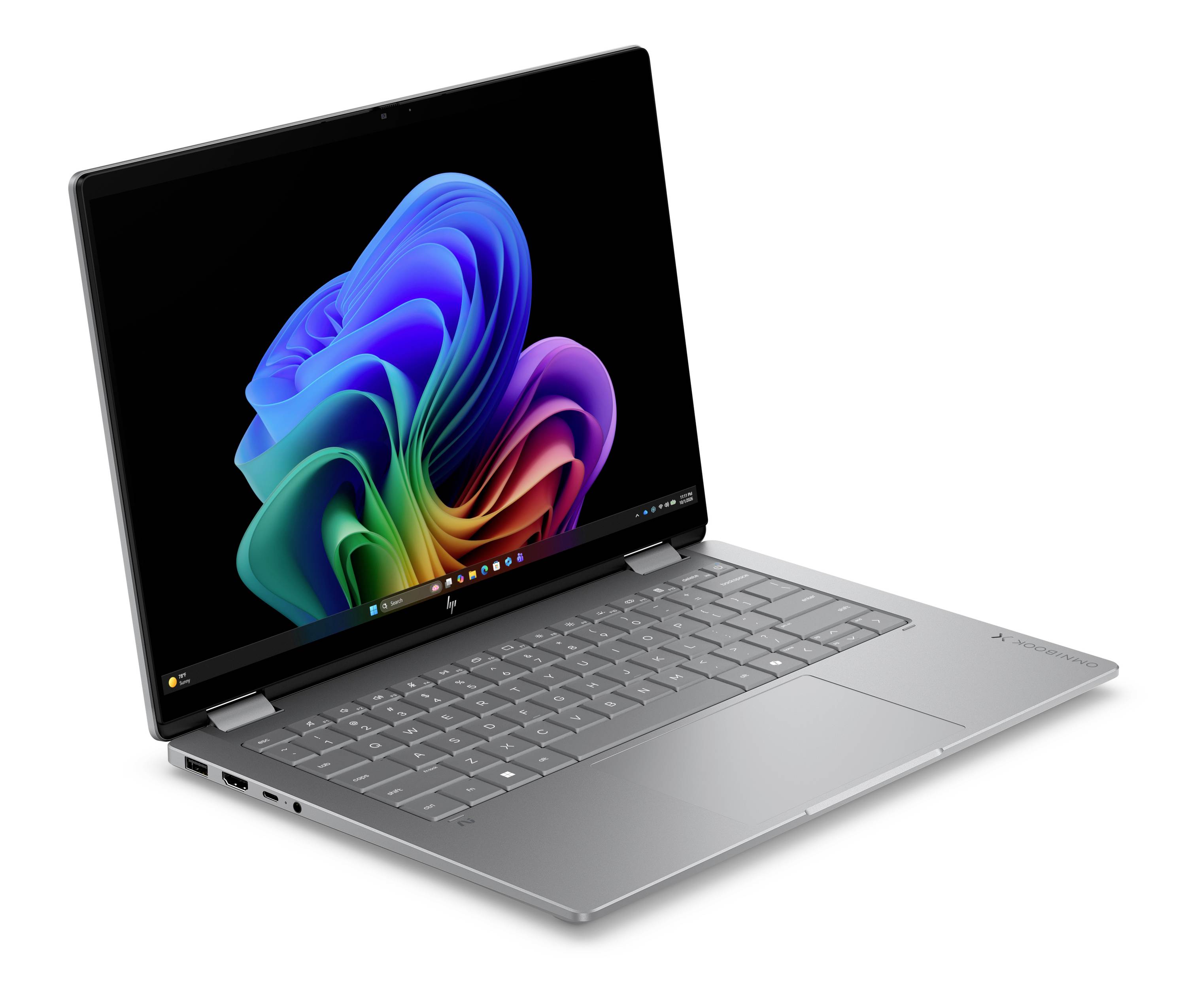 Silberner Laptop, der in einem Winkel geöffnet ist, mit einer bunten abstrakten Blumentapete auf dem Bildschirm, auf weißem Hintergrund gezeigt.