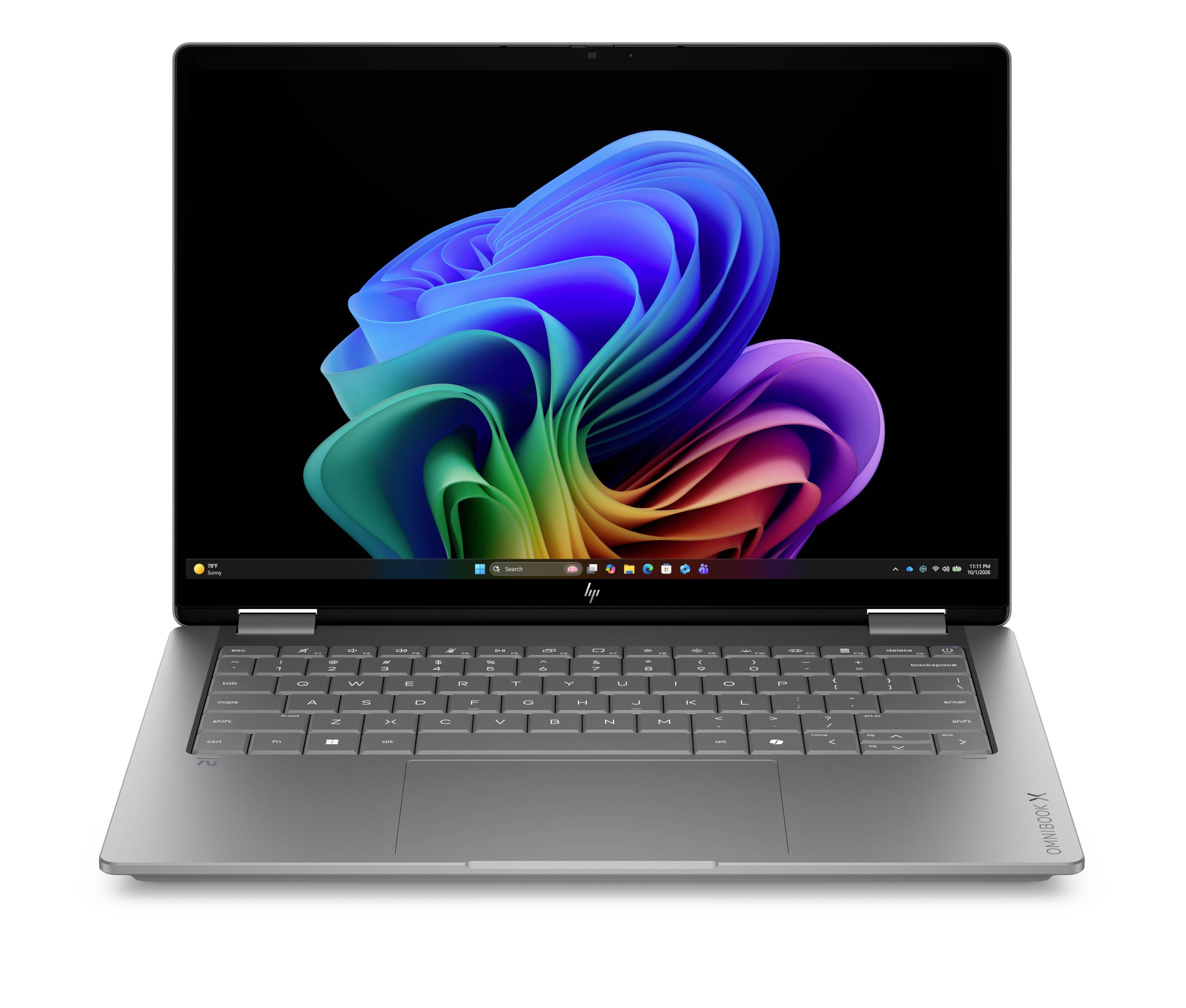 Silberner HP-Laptop offen auf weißem Hintergrund, zeigt einen farbenfrohen abstrakten Windows-Desktop auf dem Bildschirm.