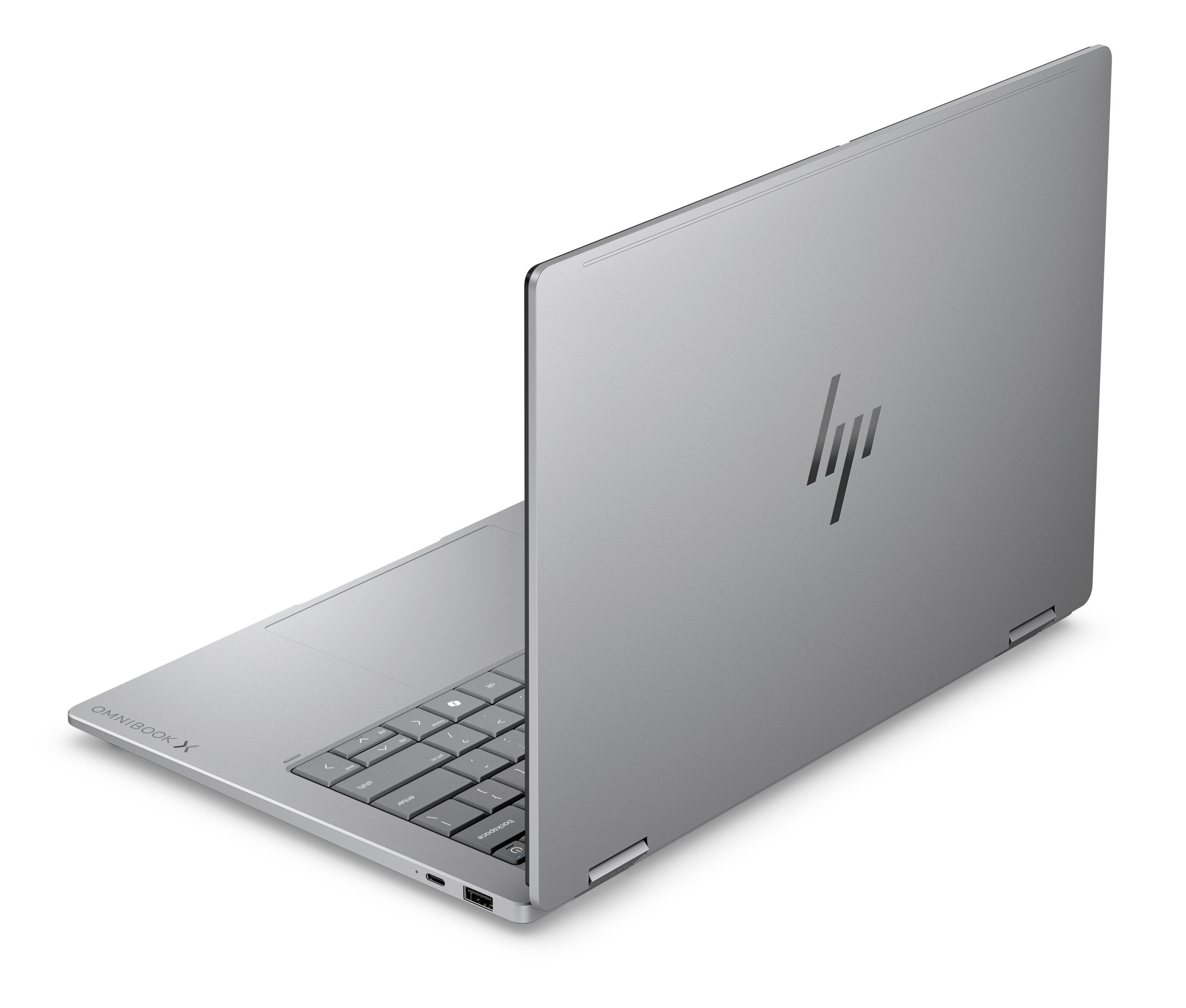 Geschlossener silberner HP-Laptop in einer Dreiviertels-Rückansicht, wobei die Tastatur teilweise sichtbar ist und das HP-Logo in der Mitte des Deckels zentriert ist.