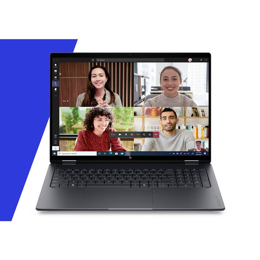 Laptop zeigt ein Vier-Personen-Videokonferenz-Raster, wobei Teilnehmer in separaten Fenstern auf dem Bildschirm lächeln.