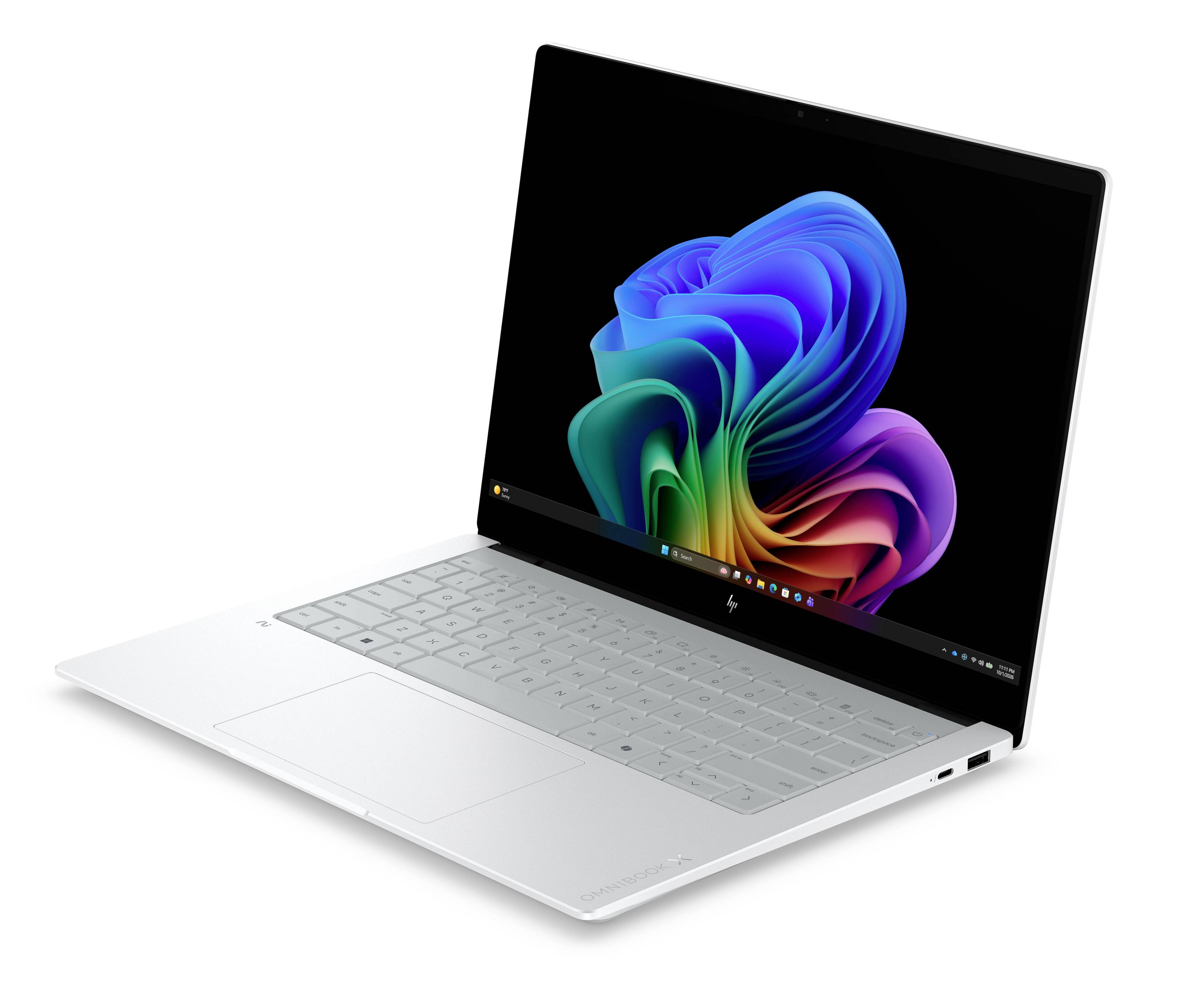Weißer HP-Laptop in schräger Stellung offen, zeigt ein farbenfrohe abstrakte Windows-ähnliche Tapete auf dem Bildschirm.