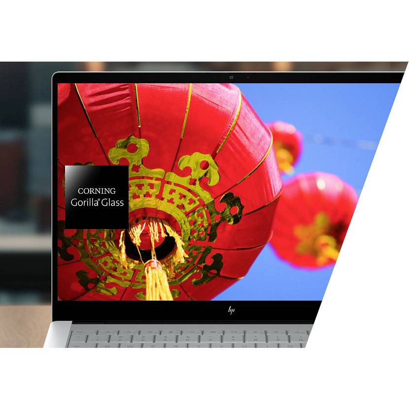 Laptop mit einer Nahaufnahme eines roten chinesischen Laternenfotos gegen einen blauen Himmel, mit einem "Corning Gorilla Glass"-Label auf dem Bildschirm.