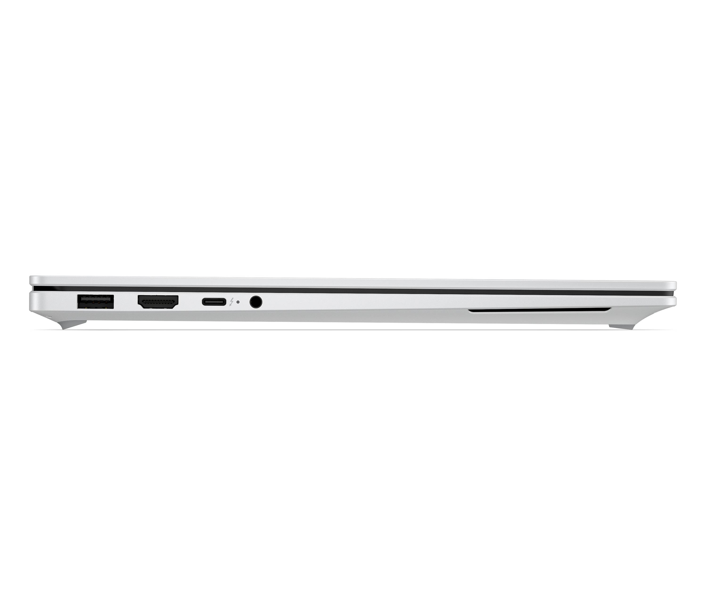 Seitenansicht eines schlanken silbernen Laptops mit seinen Anschlüssen und dünnem Profil auf weißem Hintergrund.