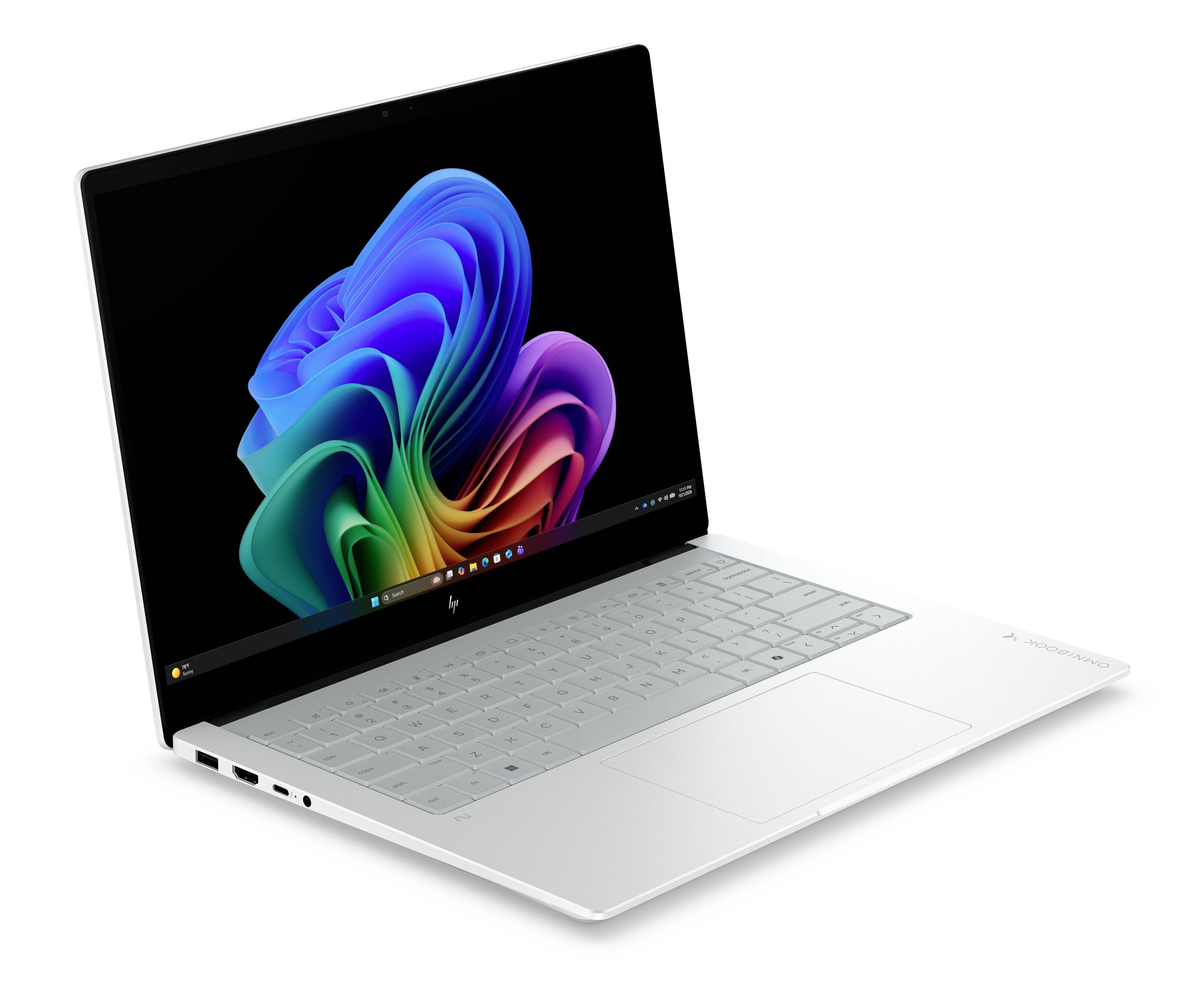 Weißer HP-Laptop in einem Winkel geöffnet, mit einem bunten abstrakten Blumenhintergrund auf dem Bildschirm und einem großen Touchpad auf der Handablage.