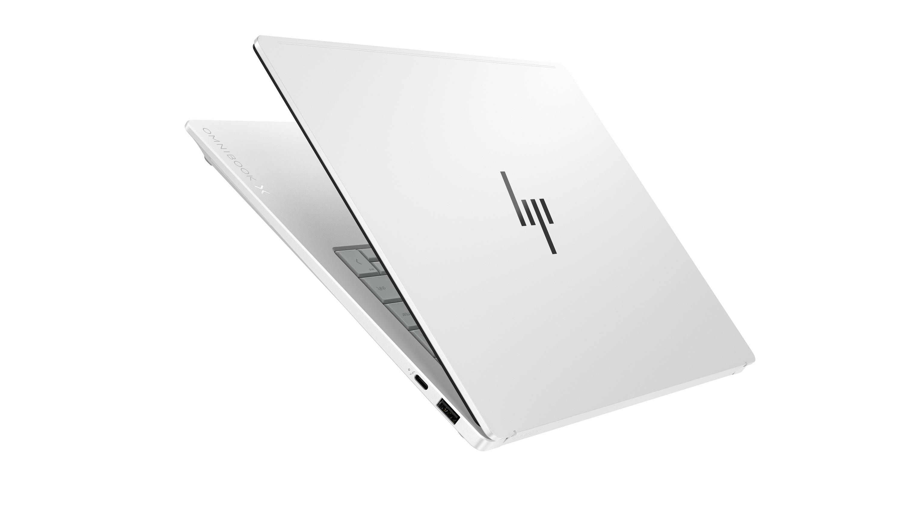 Silberner HP-Laptop, teilweise aufgeklappt auf weißem Hintergrund, in einem Winkel angeordnet, um den Deckel mit dem HP-Logo und die Seitenteile zu zeigen.