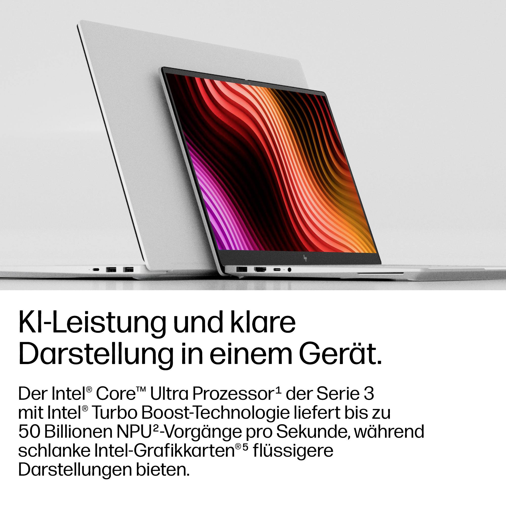Zwei aufgeklappte Laptops auf hellem Hintergrund; der vordere Bildschirm zeigt eine farbenfrohe abstrakte Welle mit deutschem Text, der Intel Core Ultra-Leistung und klare Anzeige bewirbt.