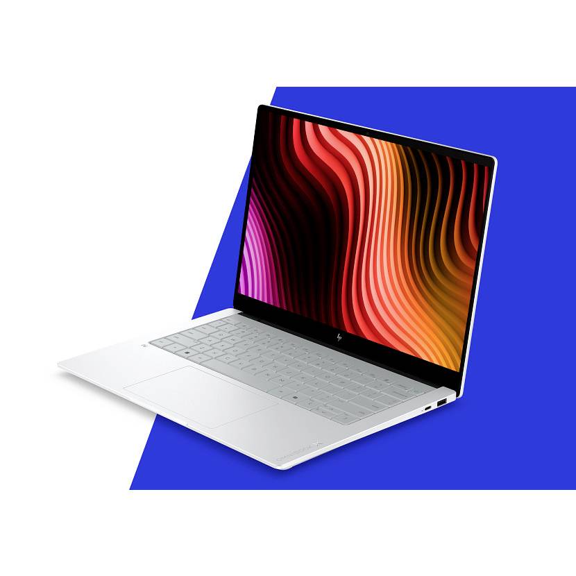 Silberner Laptop, offen auf blauem Hintergrund, mit buntem abstraktem Wellenmuster auf dem Bildschirm.