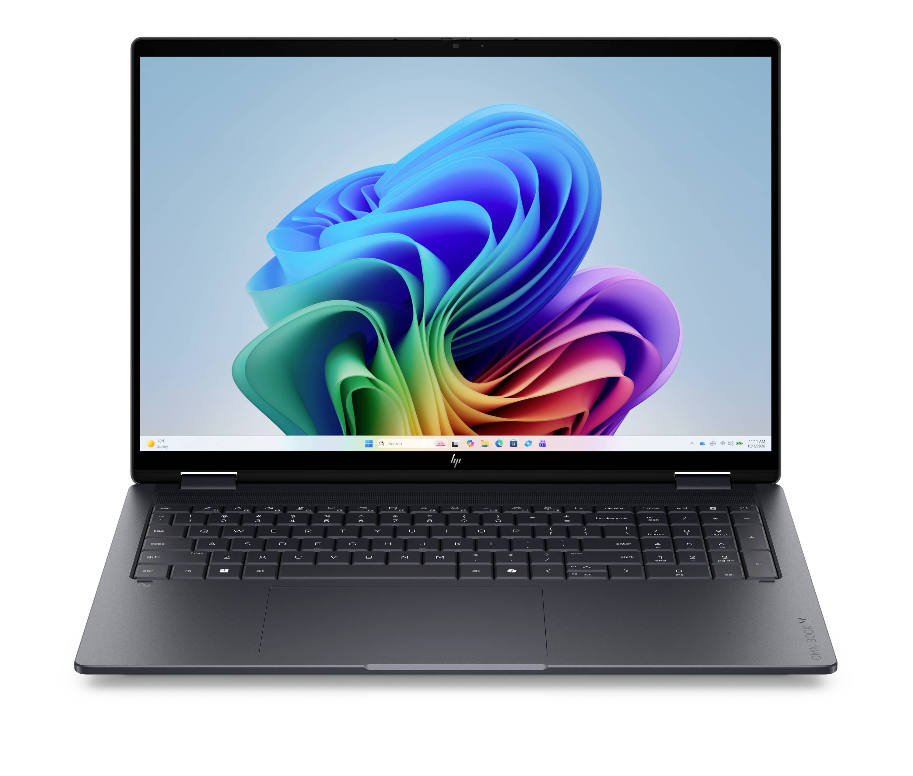 Offener Laptop mit einem farbenfrohen abstrakten Windows-ähnlichen Hintergrundbild auf dem Bildschirm, frontal vor weißem Hintergrund betrachtet.