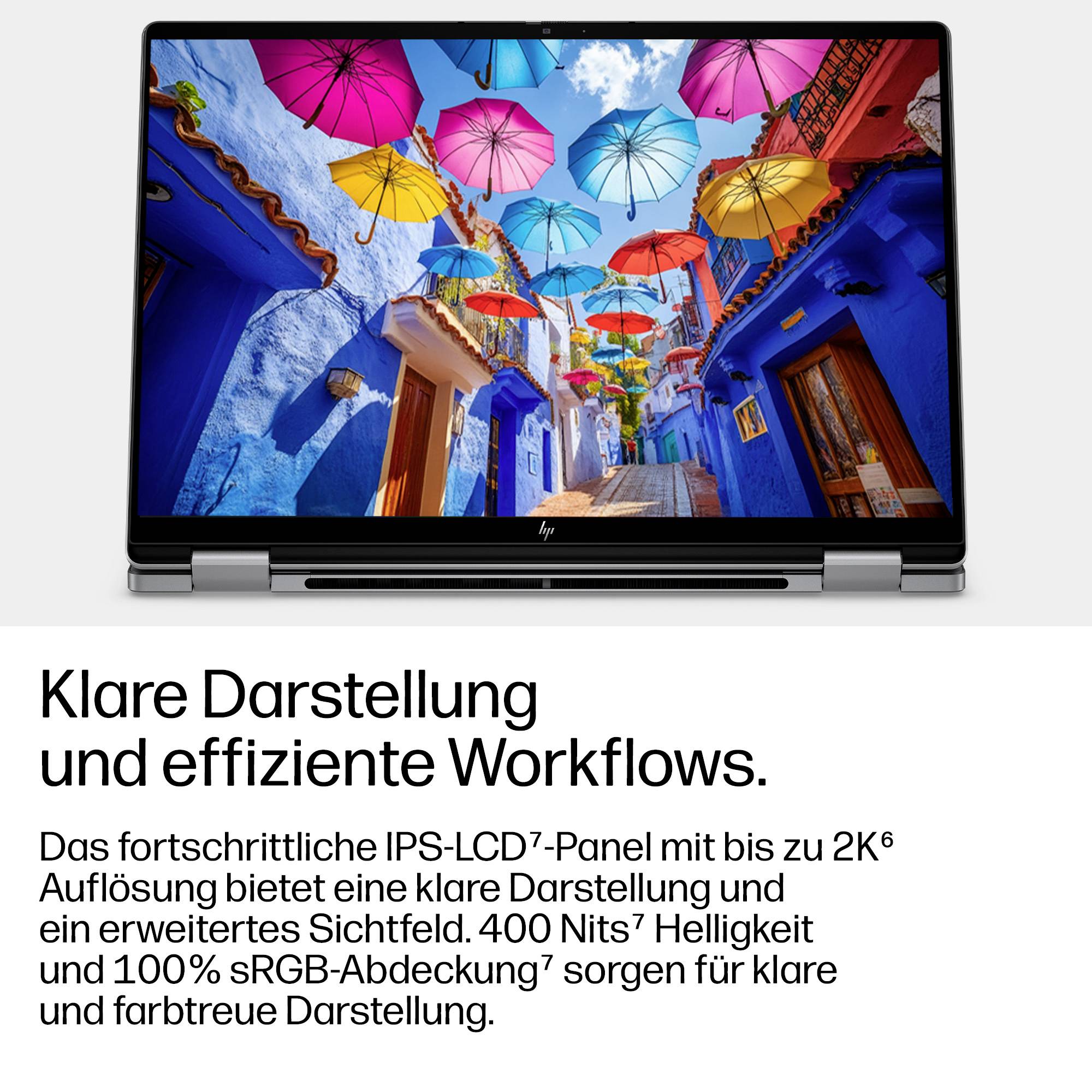 HP Laptop-Display zeigt eine farbenfrohe Straße mit hängenden Schirmen; Deutscher Text darunter bewirbt klare Bilder und effiziente Arbeitsabläufe mit IPS LCD, bis zu 2K-Auflösung, 400 Nits und 100% sRGB.